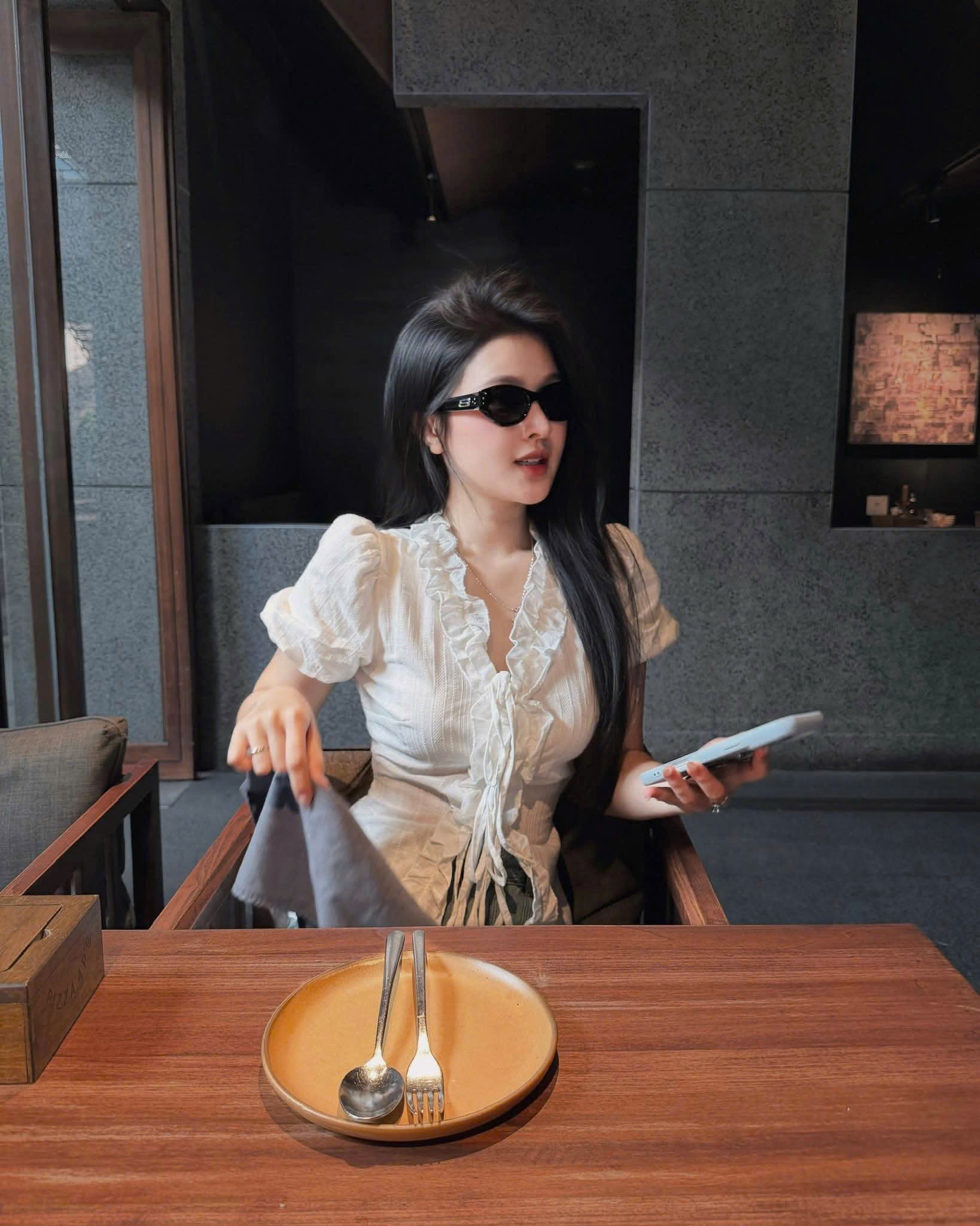 ÁO SƠ MI CỔ BÈO DÂY BUỘC MÀU TRẮNG