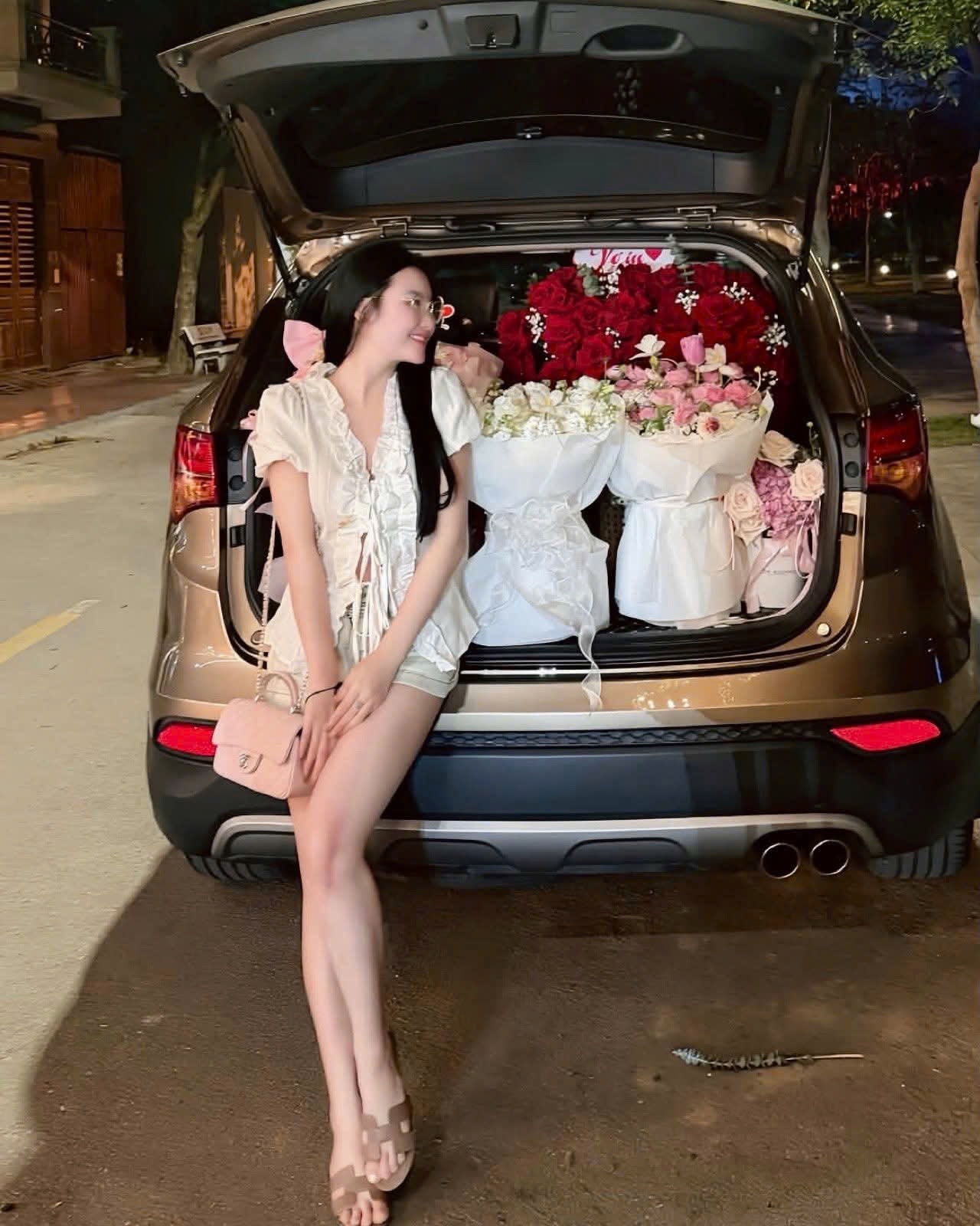ÁO SƠ MI CỔ BÈO DÂY BUỘC MÀU TRẮNG