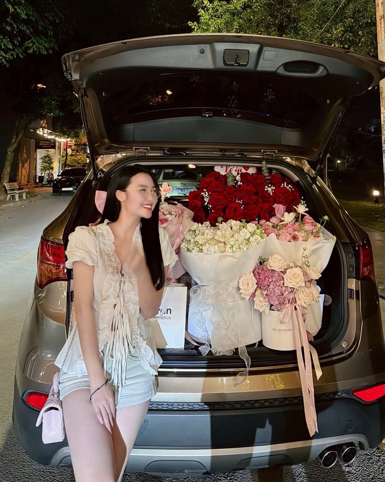 ÁO SƠ MI CỔ BÈO DÂY BUỘC MÀU TRẮNG