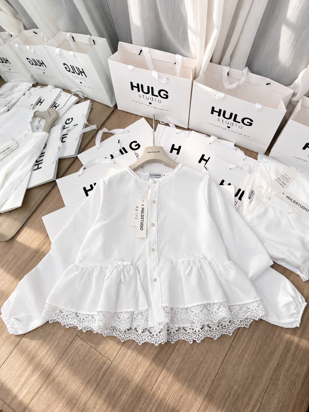 ÁO SƠ MI TRẮNG PHỐI REN DÁNG BBD