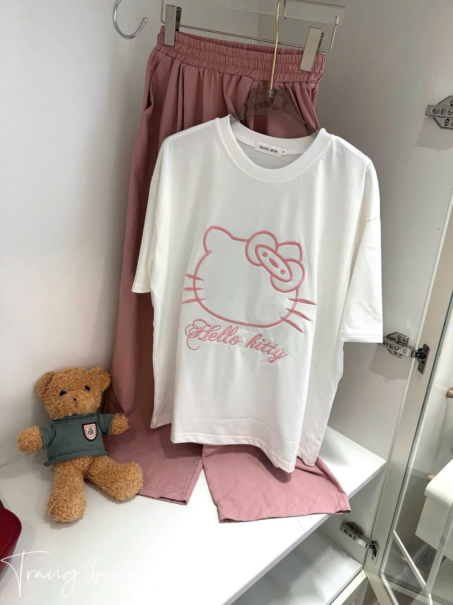 BỘ CỘC TRẮNG THÊU HELLO KITTY QUẦN HỒNG SUÔNG
