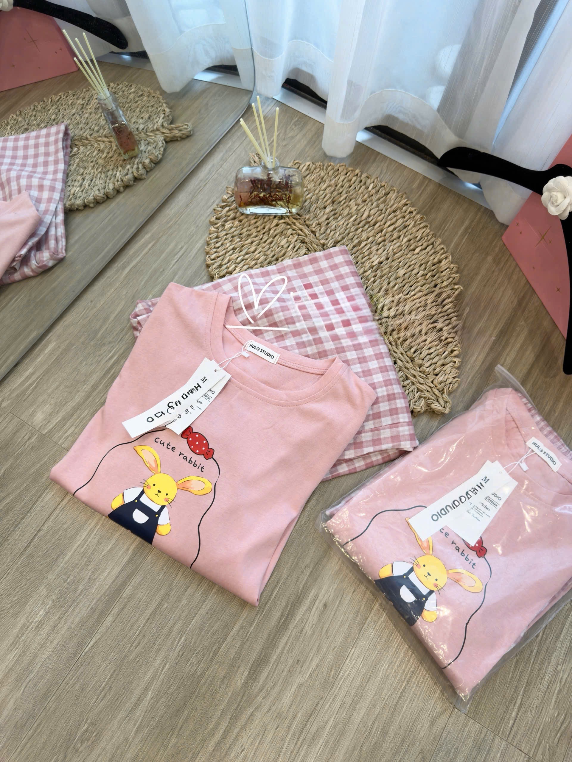 BỘ HỒNG THỎ QUẦN KẺ BOM