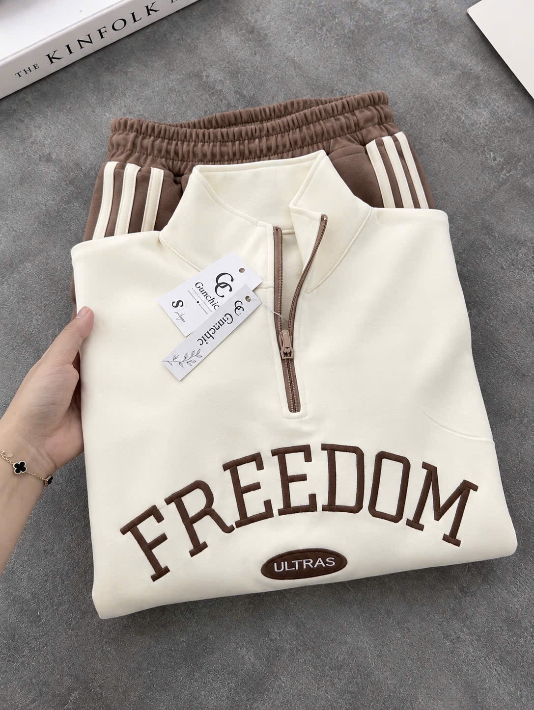BỘ NỈ BE QUẦN SUÔNG NÂU PHỐI SỌC CỔ KHOÁ CHỮ FREEDOM