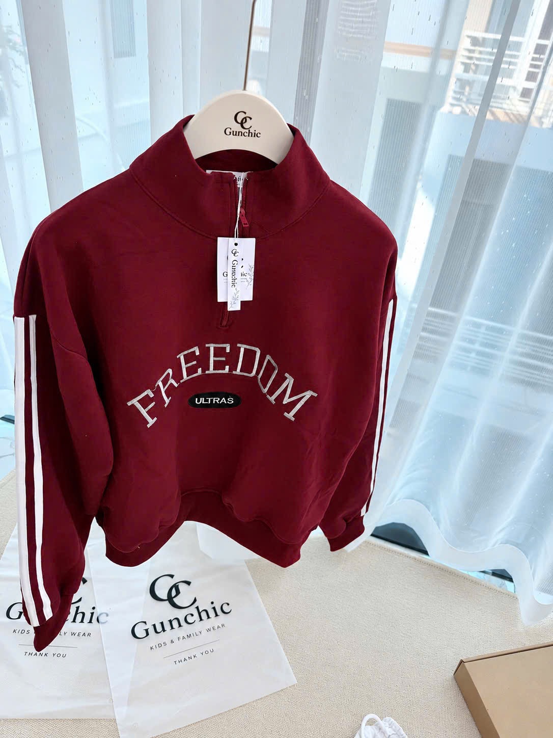 BỘ NỈ ĐỎ CỔ KHOÁ QUẦN SUÔNG CHỮ FREEDOM