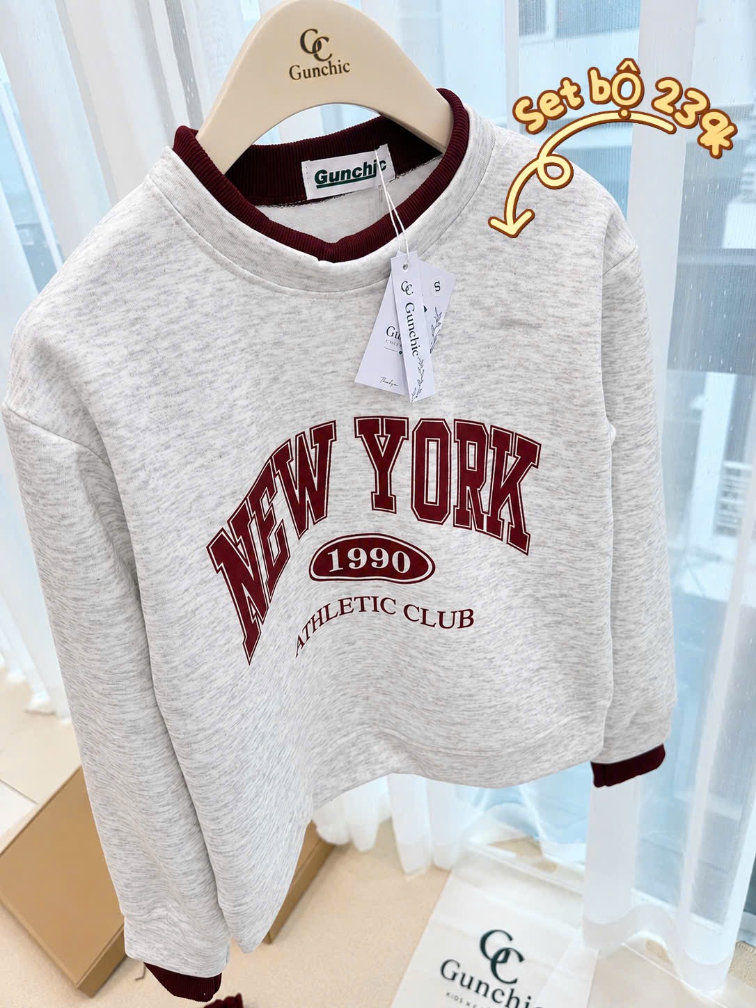 BỘ NỈ XÁM NEW YORK PHỐI QUẦN SUÔNG ĐỎ