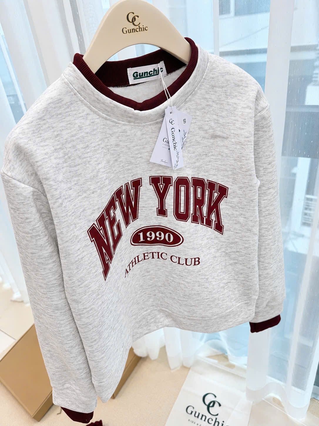 BỘ NỈ XÁM NEW YORK PHỐI QUẦN SUÔNG ĐỎ