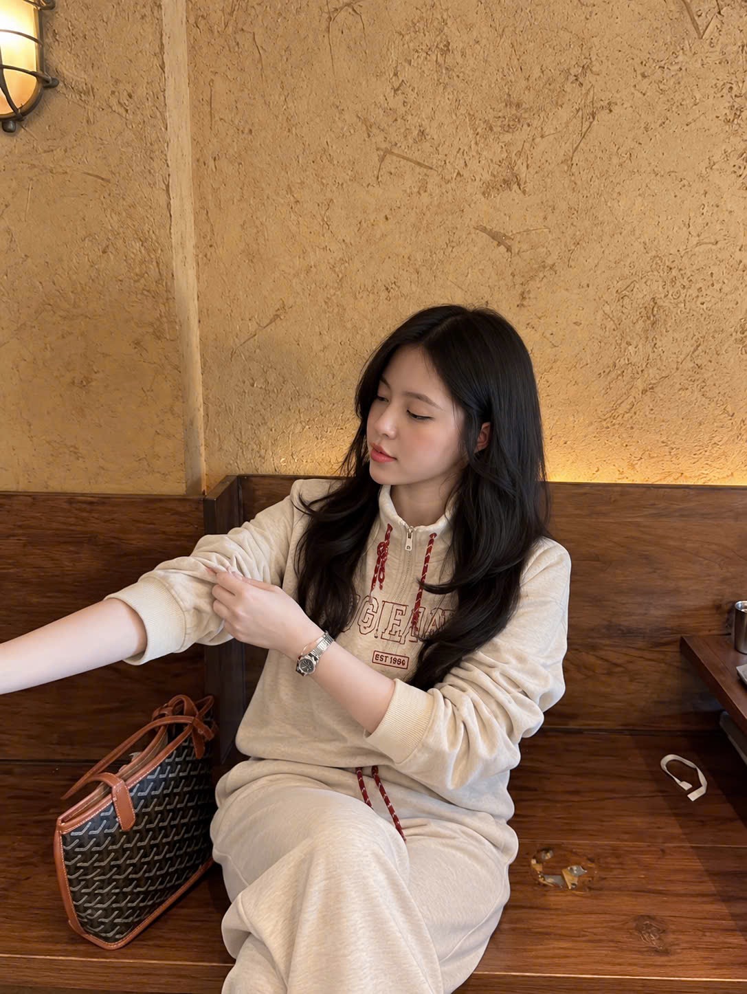 BỘ TĂM THỎ CỔ KHOÁ MÀU BE THÊU CHỮ RDGJ