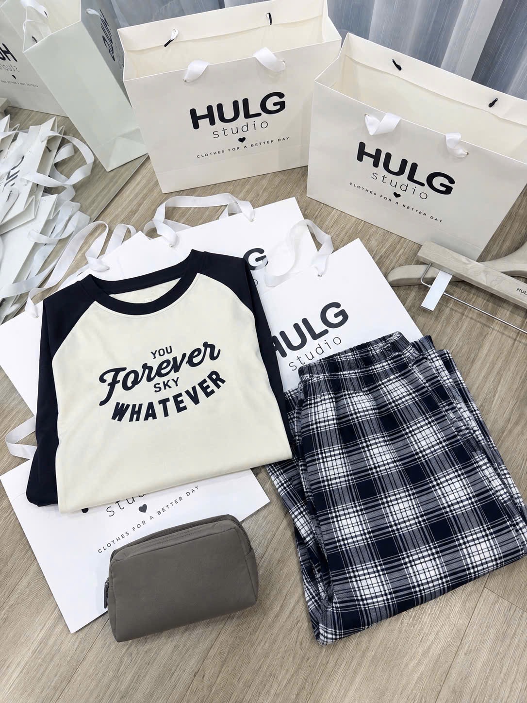 BỘ TRẮNG PHỐI ĐEN CHƯC FOREVER QUẦN KÈ