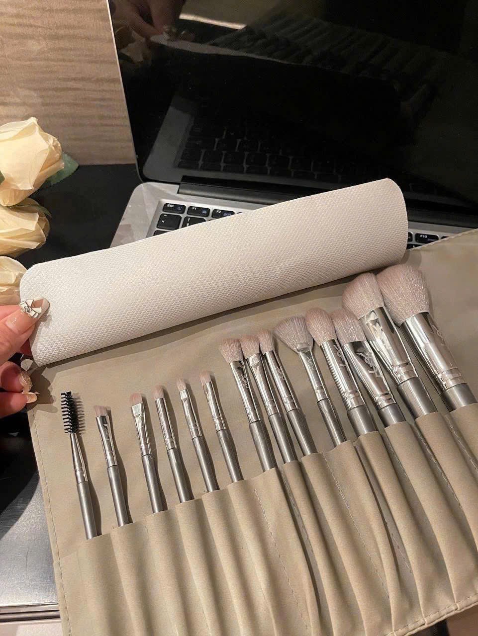 CỌ TRANG ĐIỂM YSL TONE XÁM