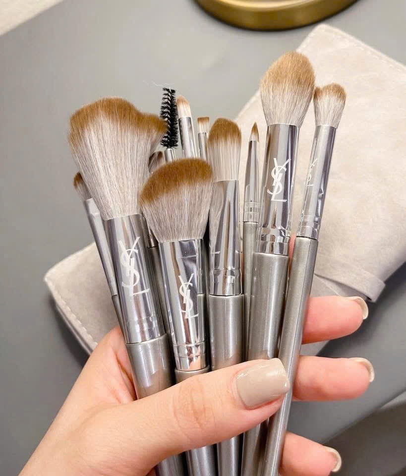 CỌ TRANG ĐIỂM YSL TONE XÁM