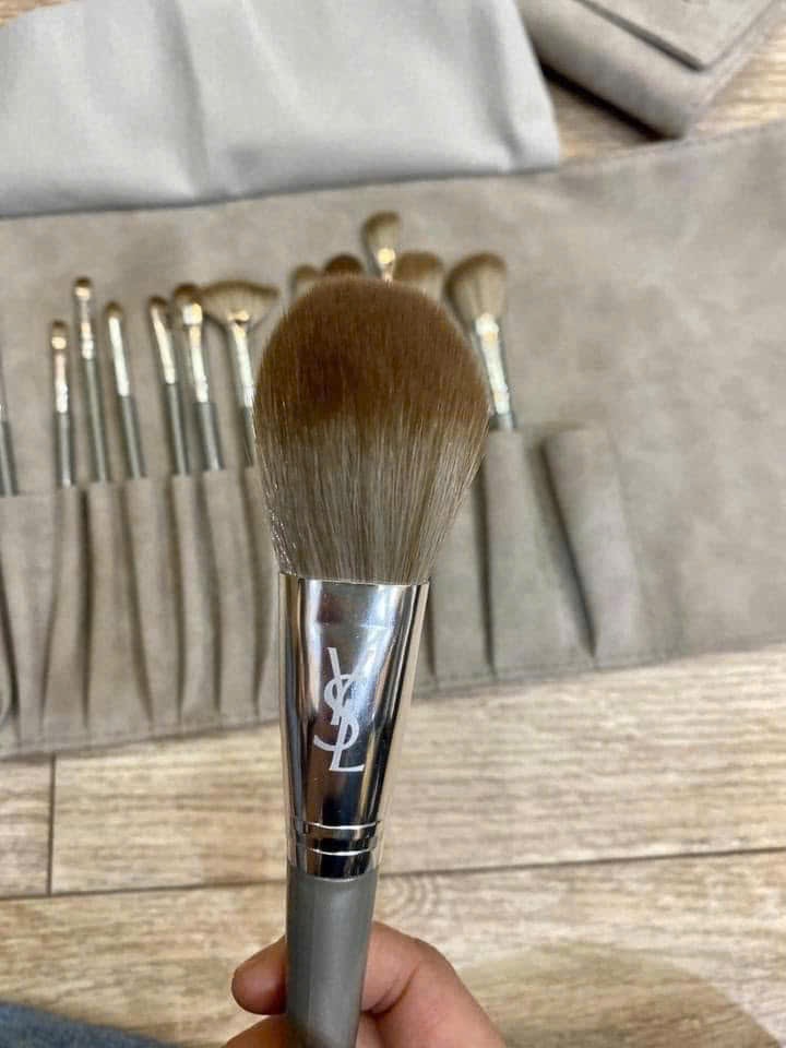 CỌ TRANG ĐIỂM YSL TONE XÁM