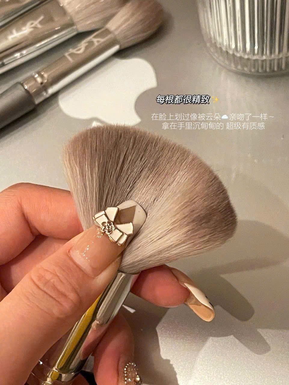 CỌ TRANG ĐIỂM YSL TONE XÁM