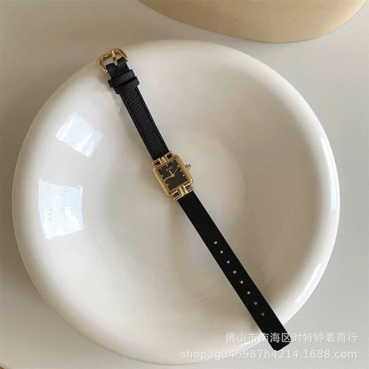 ĐỒNG HỒ DÂY DA MẶT VUÔNG 2 MÀU ĐEN ĐỎ M0103