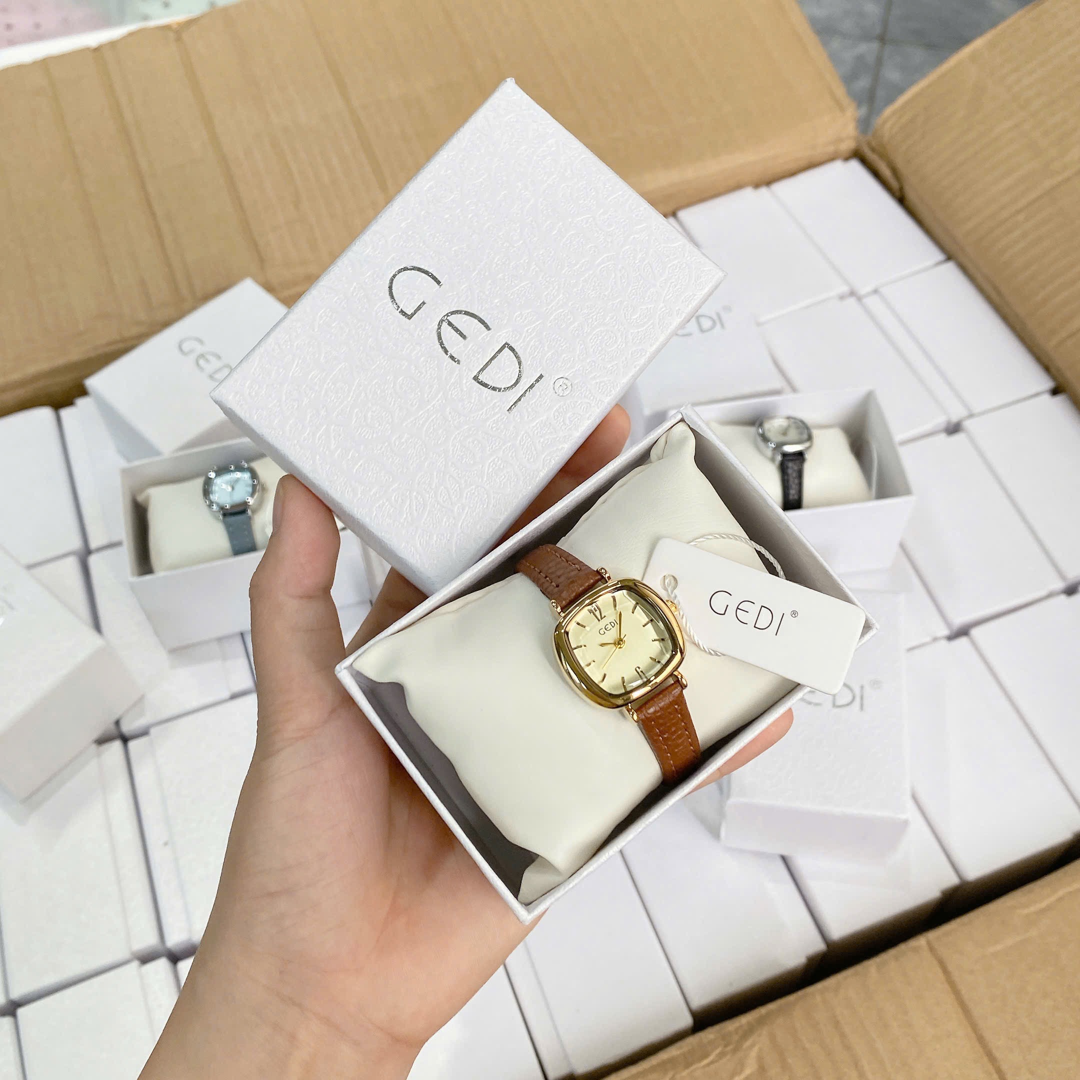 ĐỒNG HỒ DÂY DA MẪU MỚI 5M CHO NỮ