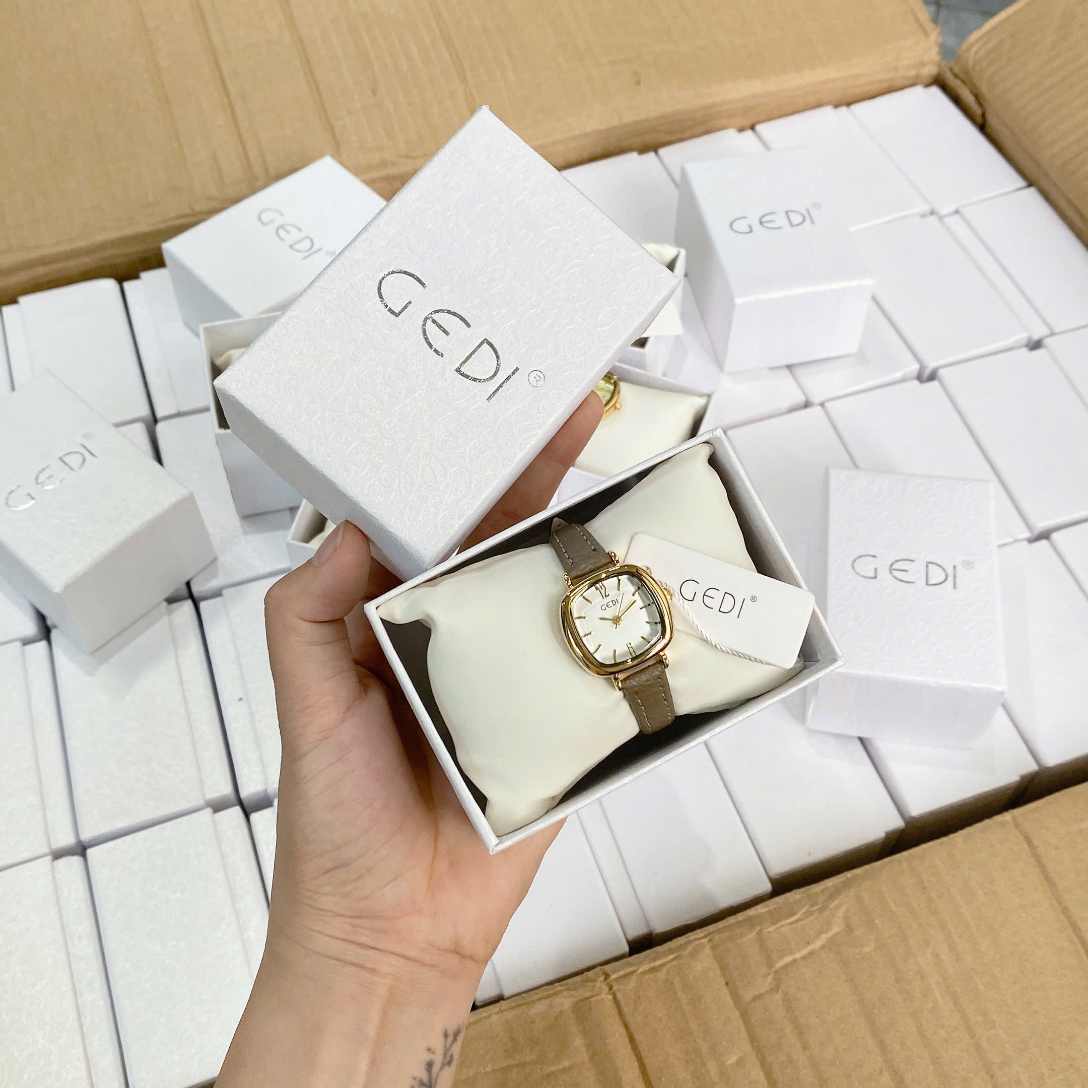 ĐỒNG HỒ DÂY DA MẪU MỚI 5M CHO NỮ