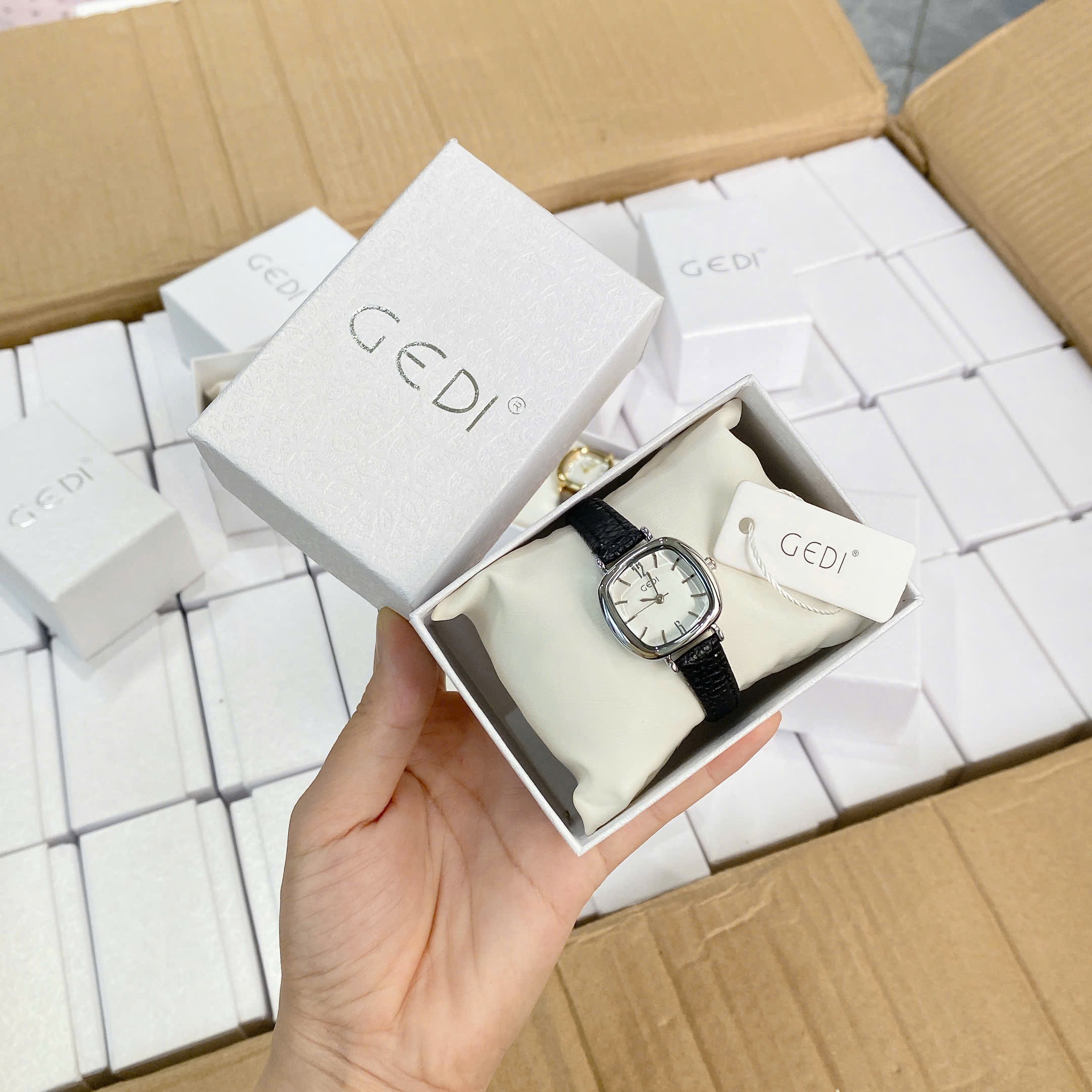 ĐỒNG HỒ DÂY DA MẪU MỚI 5M CHO NỮ