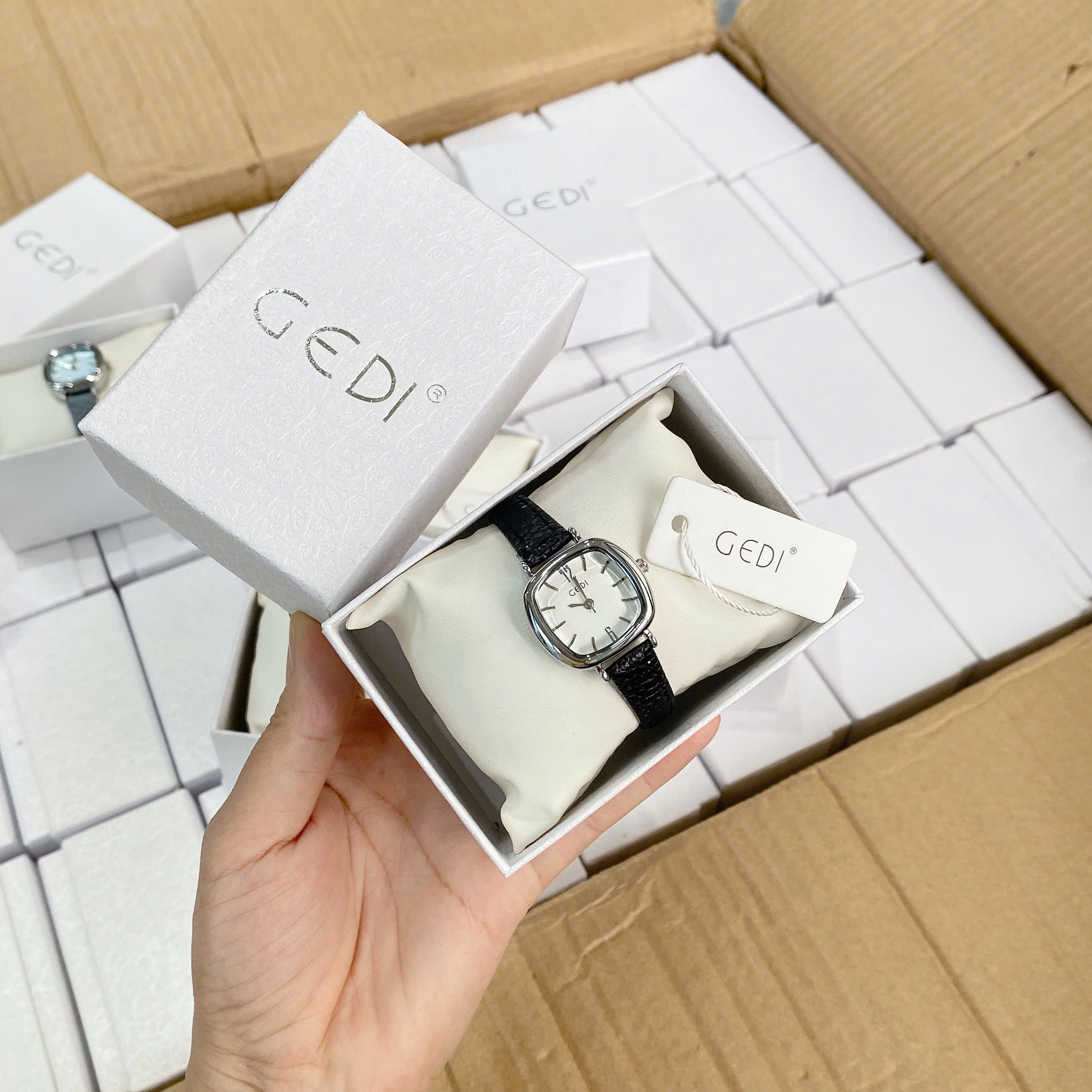 ĐỒNG HỒ DÂY DA MẪU MỚI 5M CHO NỮ