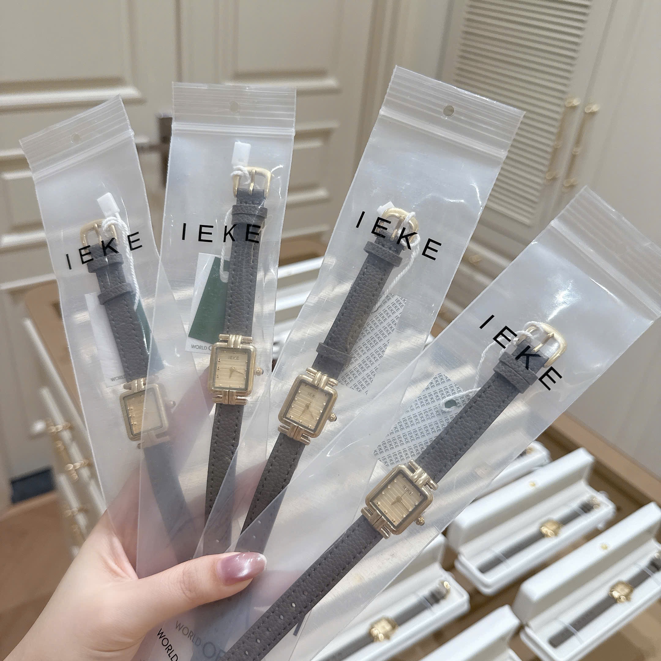ĐỒNG HỒ IKEA MẶT VUÔNG DÂY DA NÂU M0103