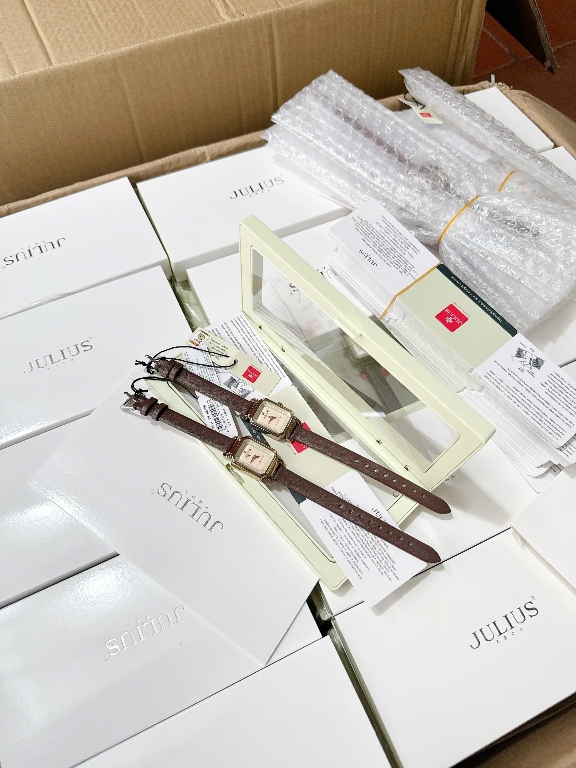 ĐỒNG HỒ MẶT VUÔNG JULI M1609