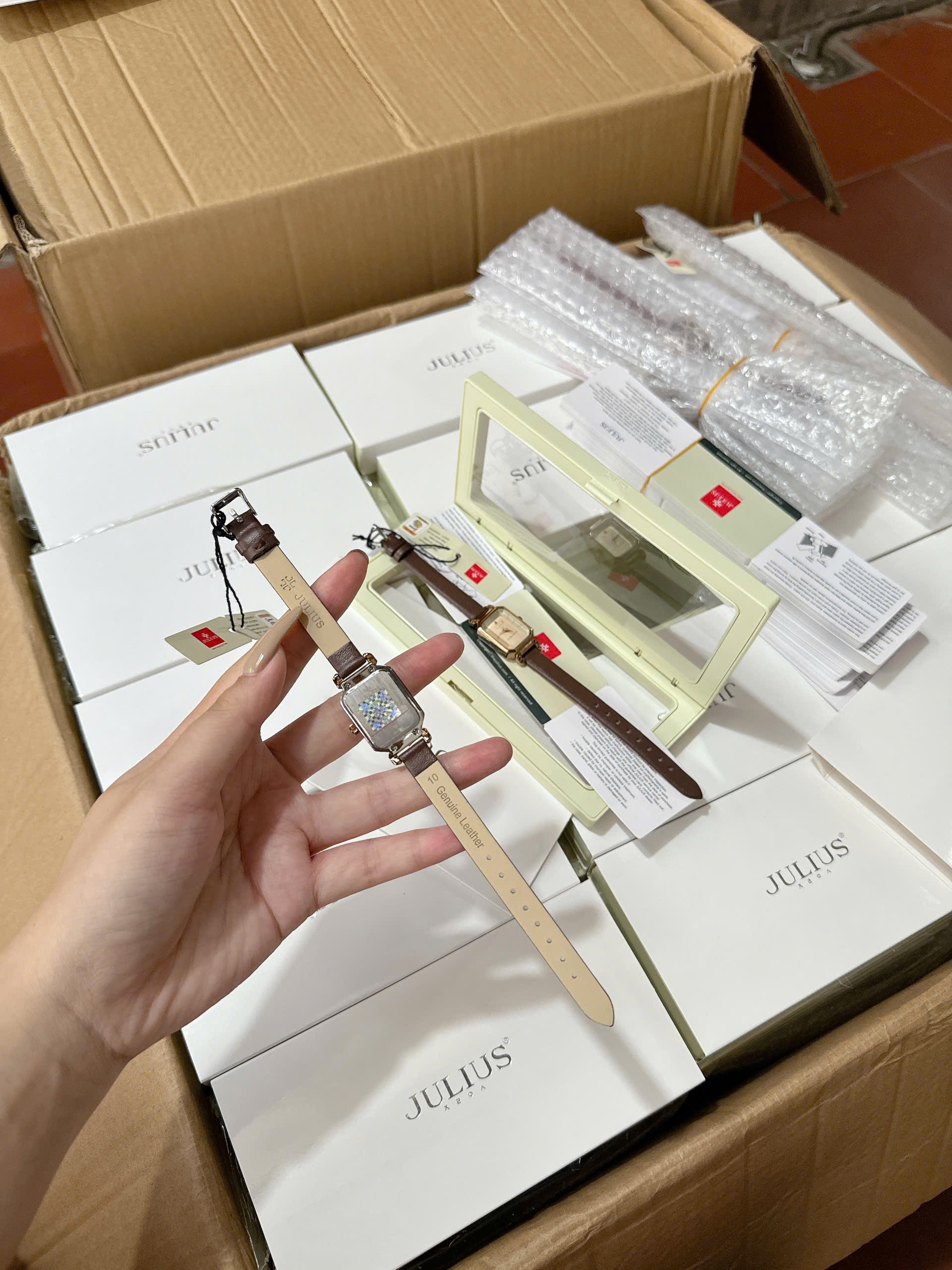ĐỒNG HỒ MẶT VUÔNG JULI M1609
