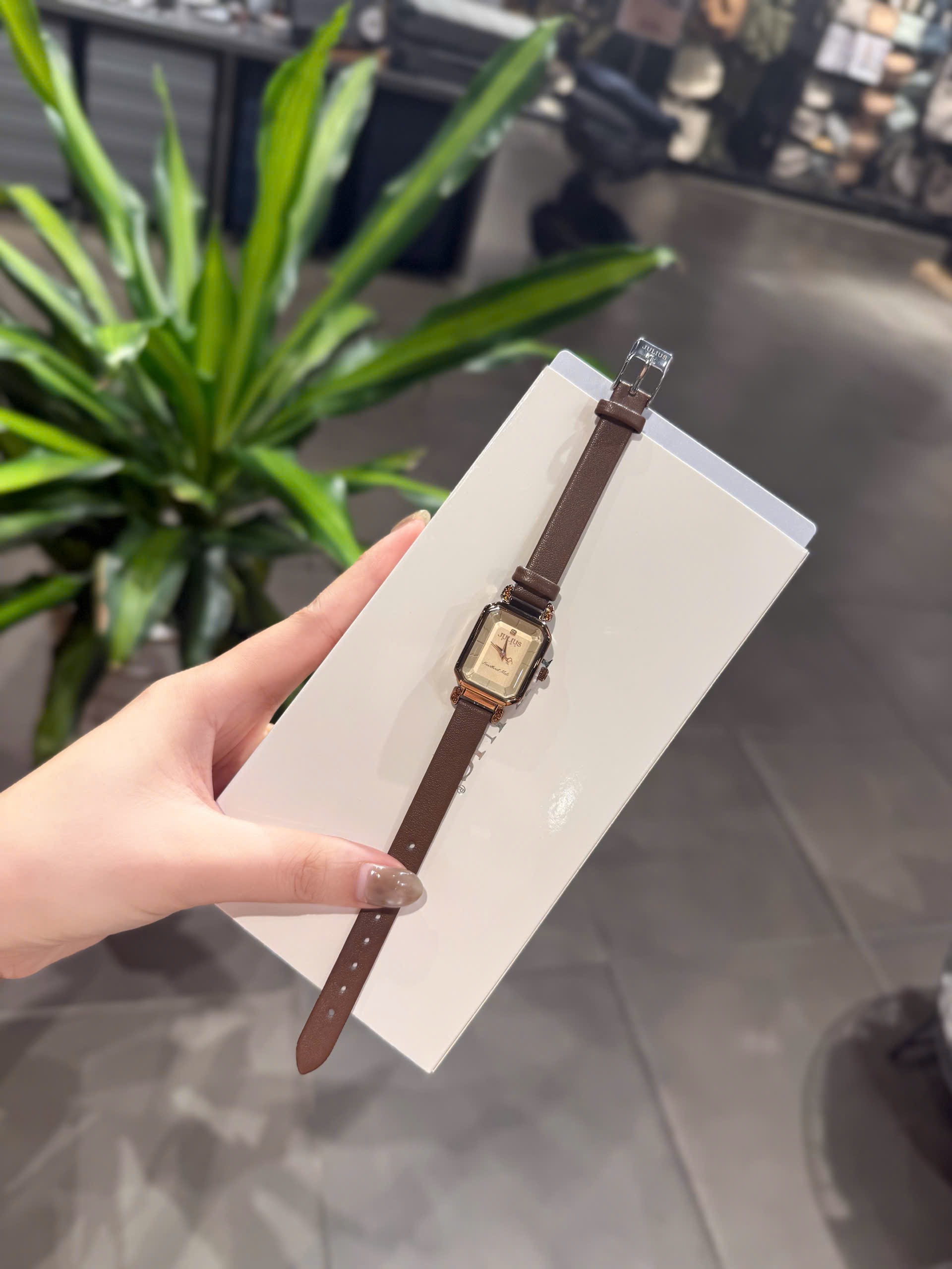 ĐỒNG HỒ MẶT VUÔNG JULI M1609