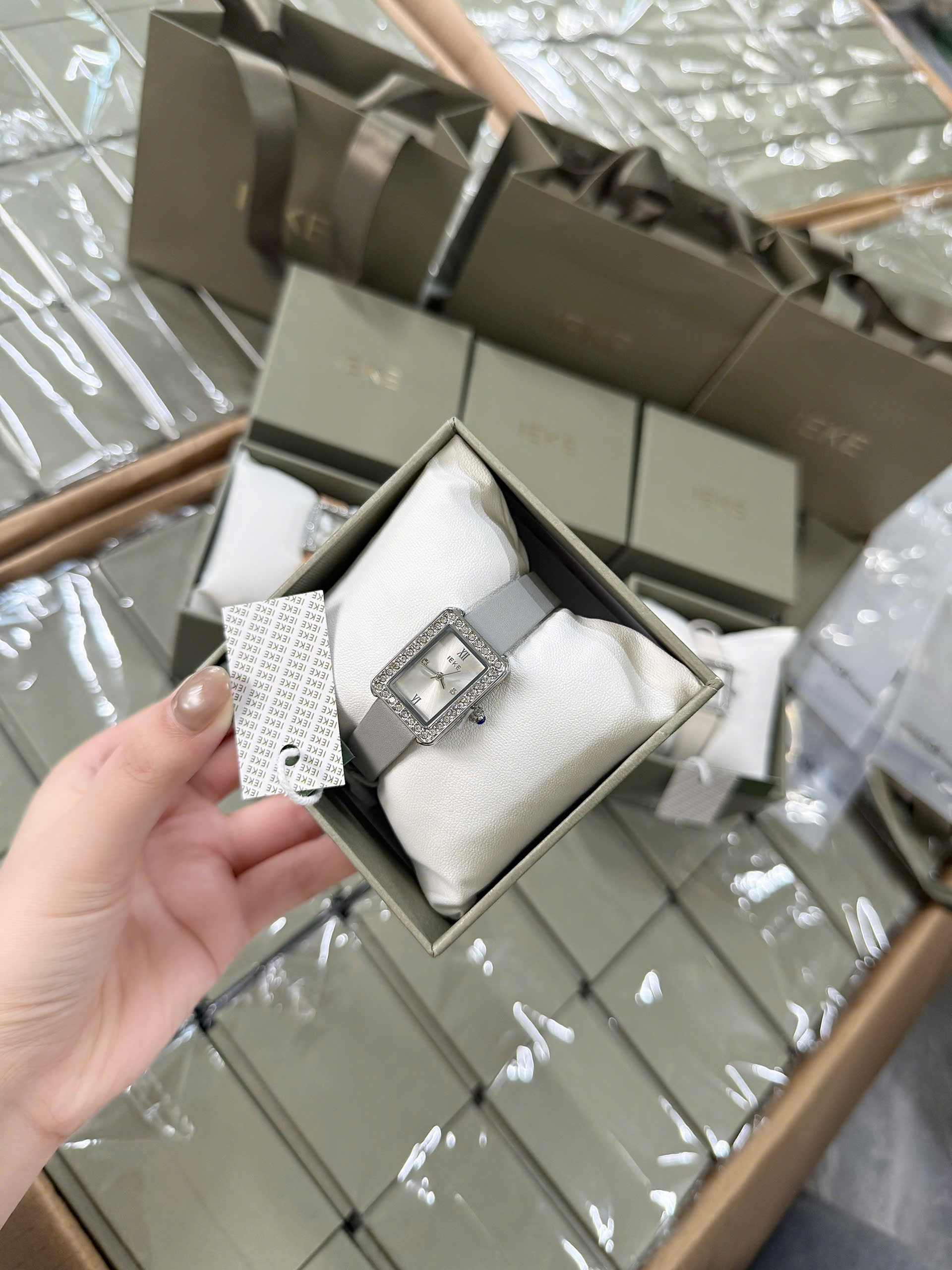 ĐỒNG HỒ VIỀN KIM CƯƠNG HÌNH CHỮ NHẬT 3 MÀU M0608