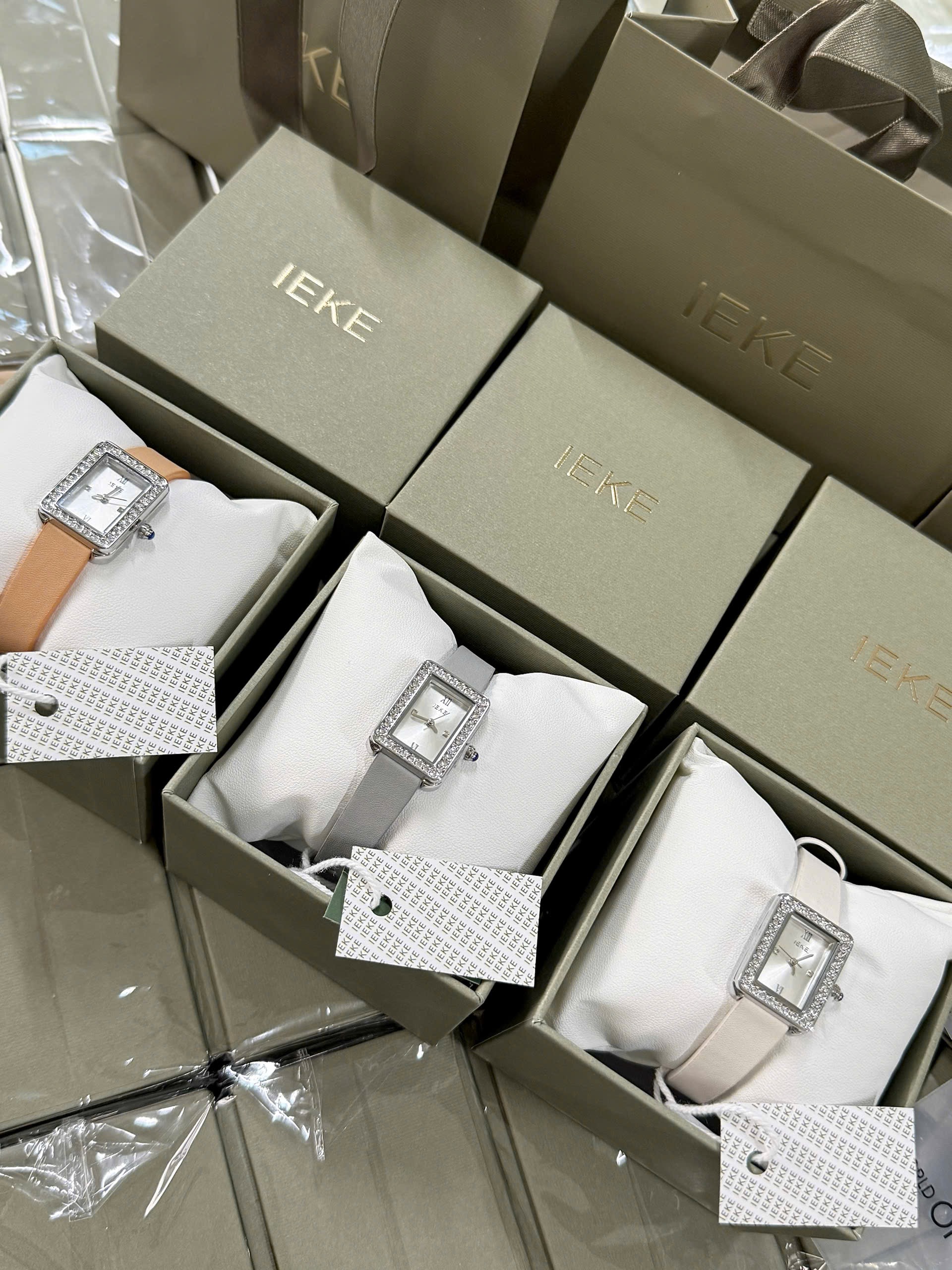 ĐỒNG HỒ VIỀN KIM CƯƠNG HÌNH CHỮ NHẬT 3 MÀU M0608