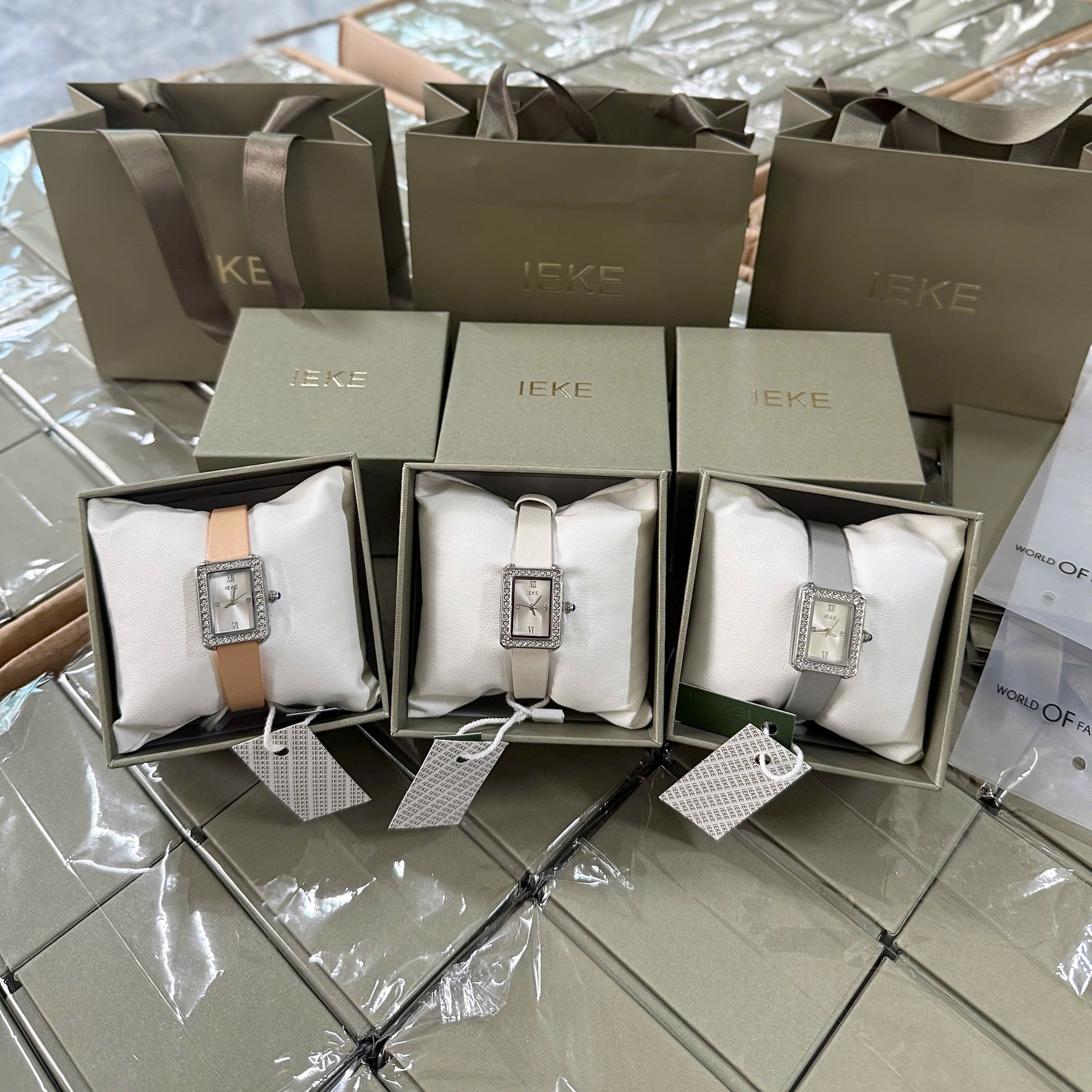 ĐỒNG HỒ VIỀN KIM CƯƠNG HÌNH CHỮ NHẬT 3 MÀU M0608