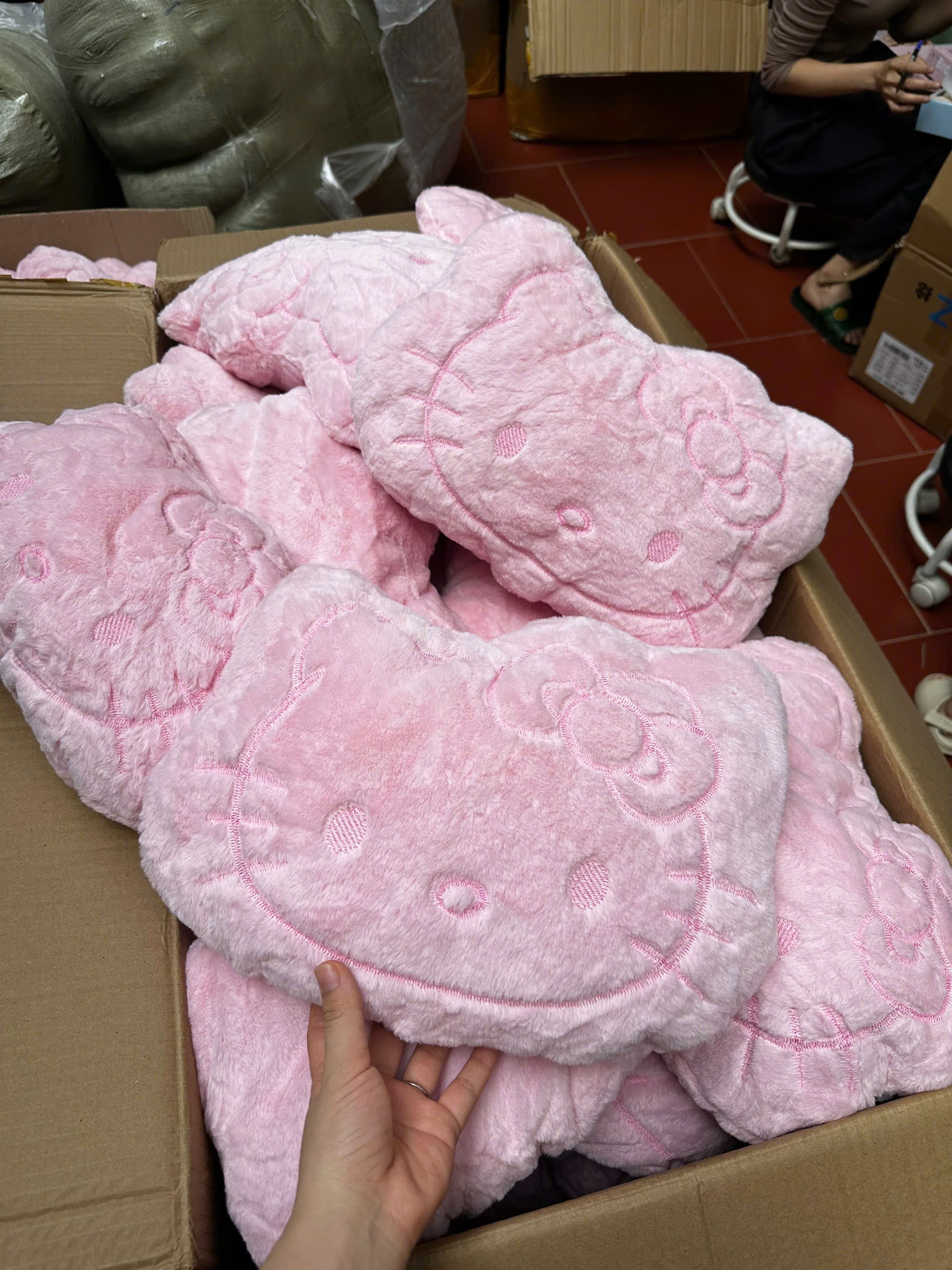 GỐI TỰA HELLO KITTY HỔNG