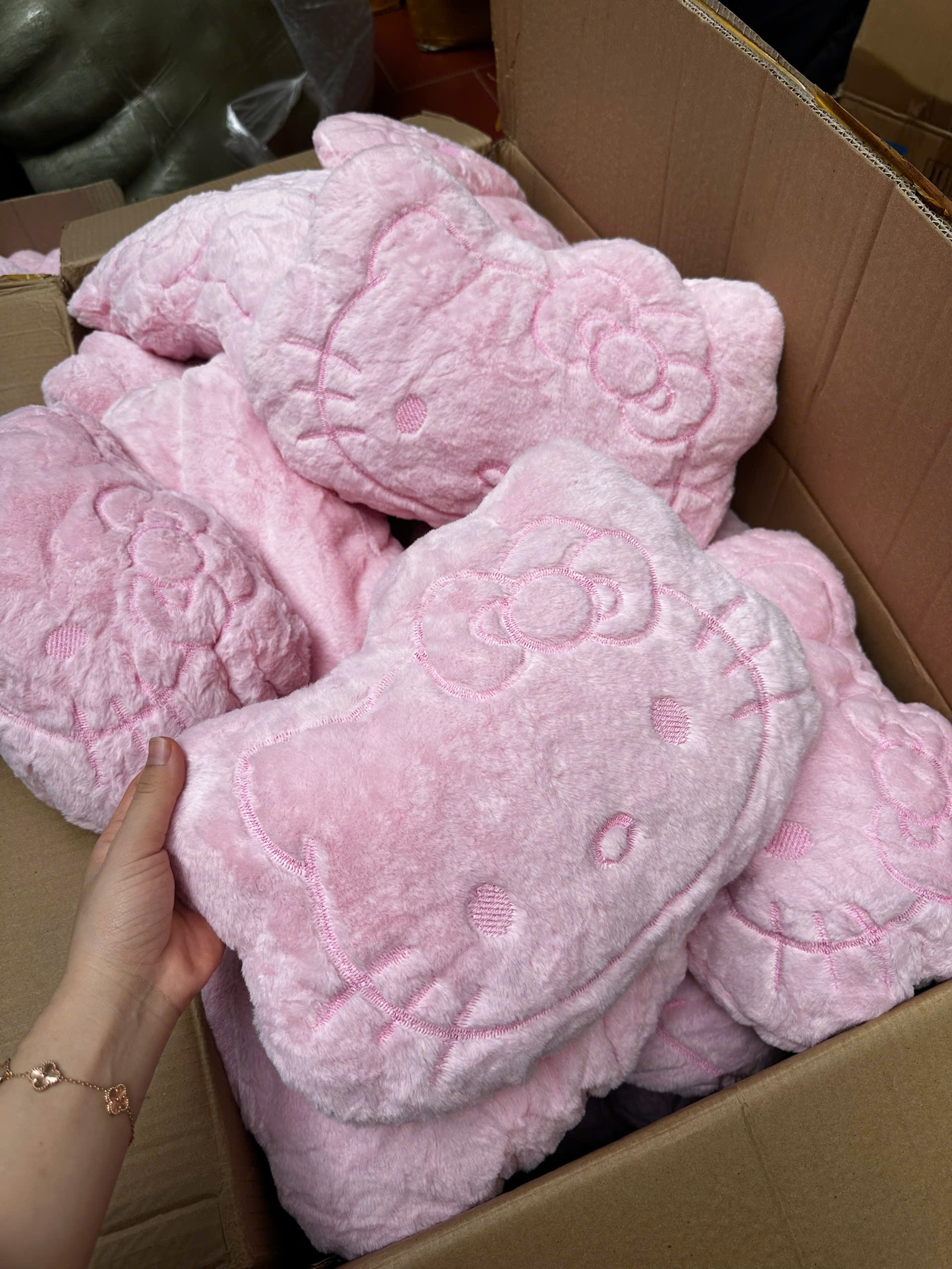 GỐI TỰA HELLO KITTY HỔNG
