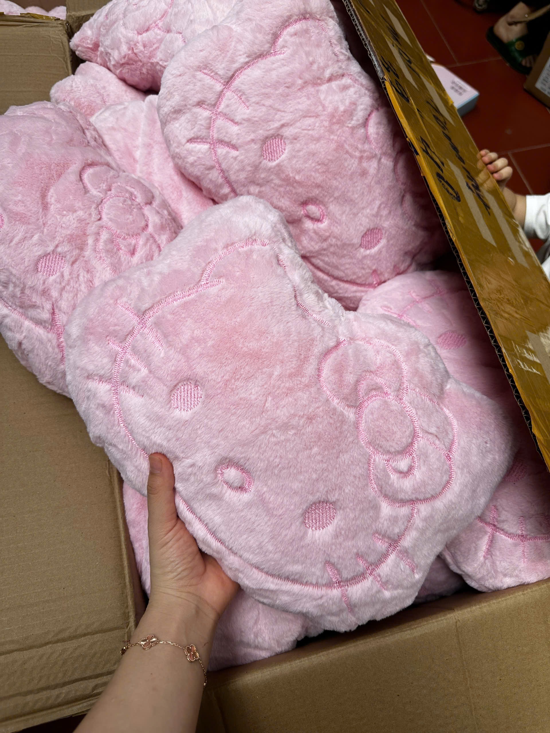 GỐI TỰA HELLO KITTY HỔNG