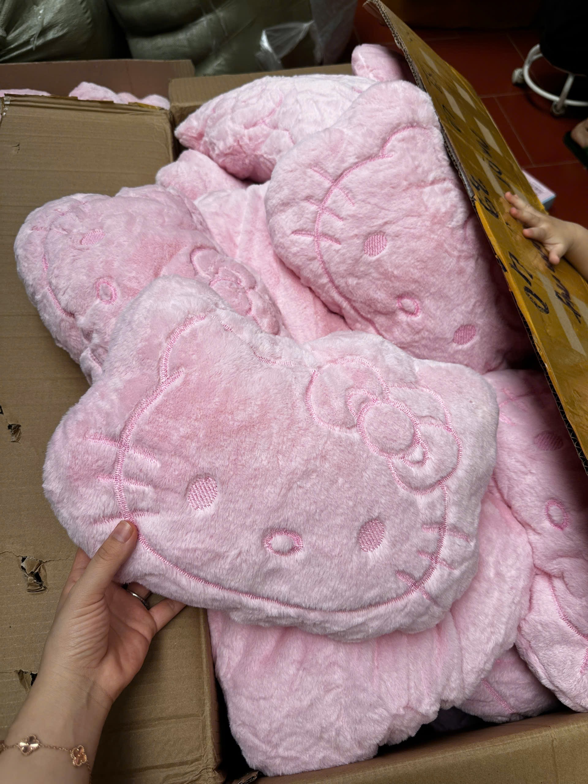 GỐI TỰA HELLO KITTY HỔNG