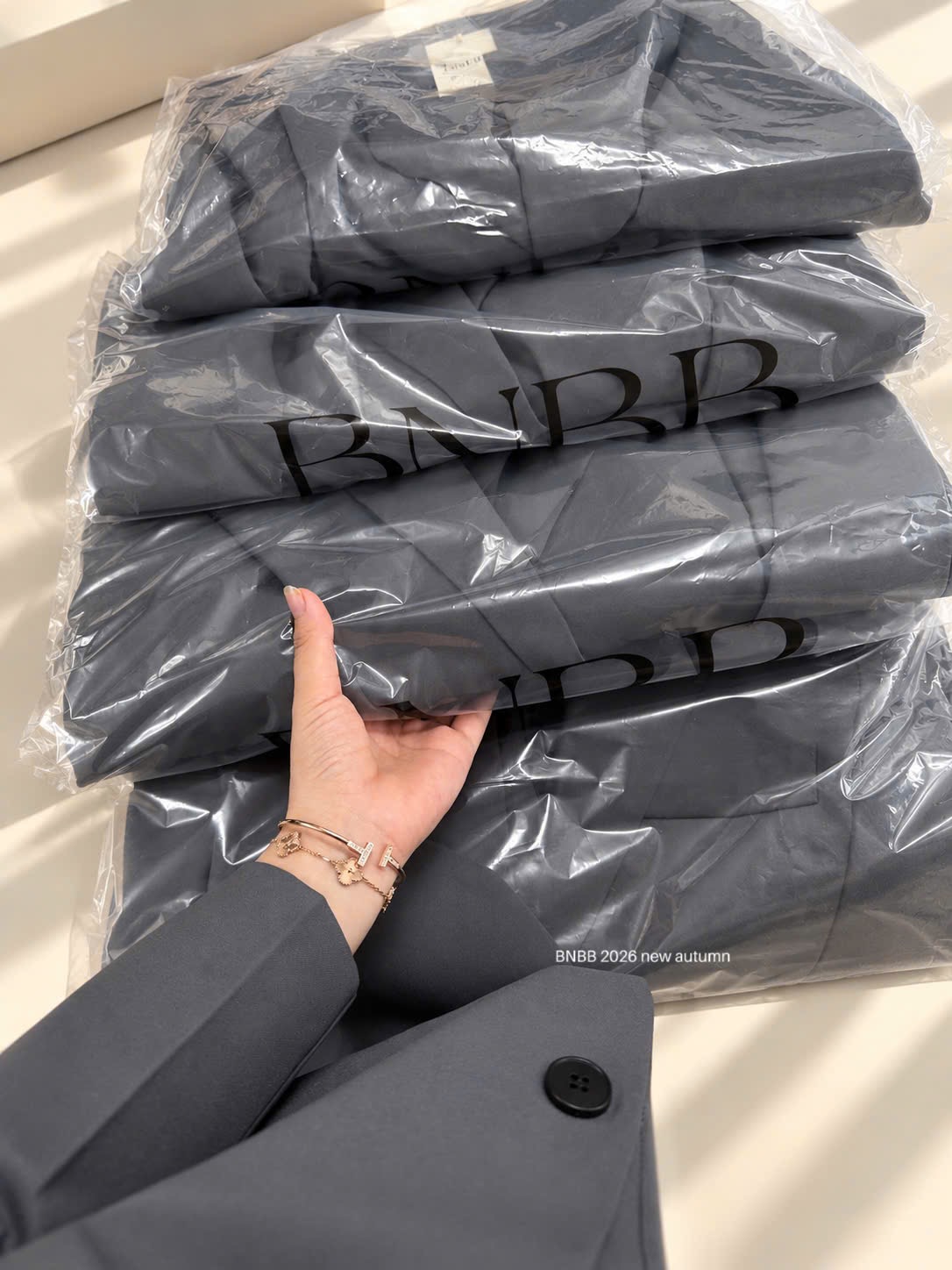 Gom - ÁO BLAZER MÀU XÁM TRO BNBB
