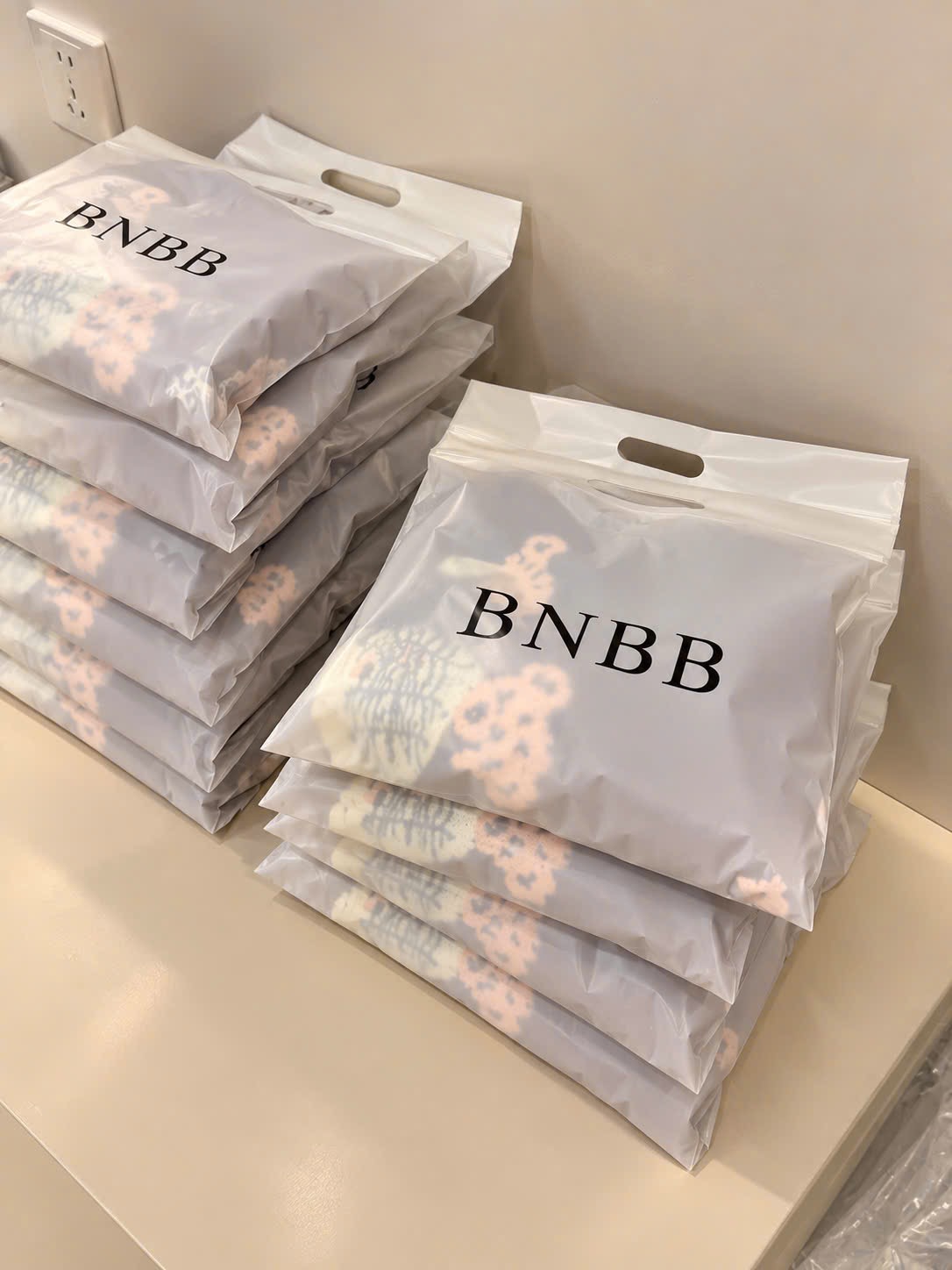 ÁO LEN GẤU WHOU ĐỎ BNBB