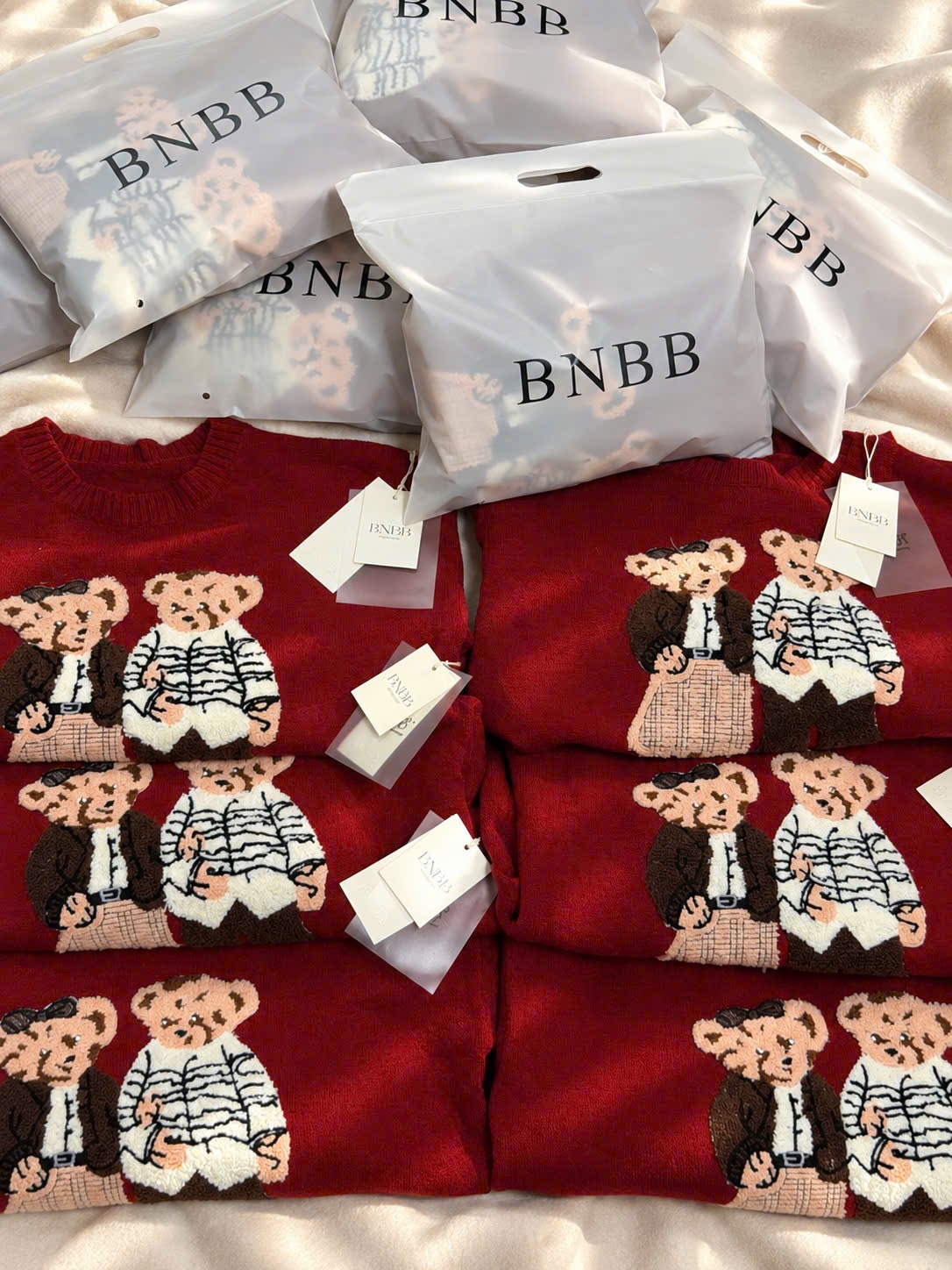ÁO LEN GẤU WHOU ĐỎ BNBB