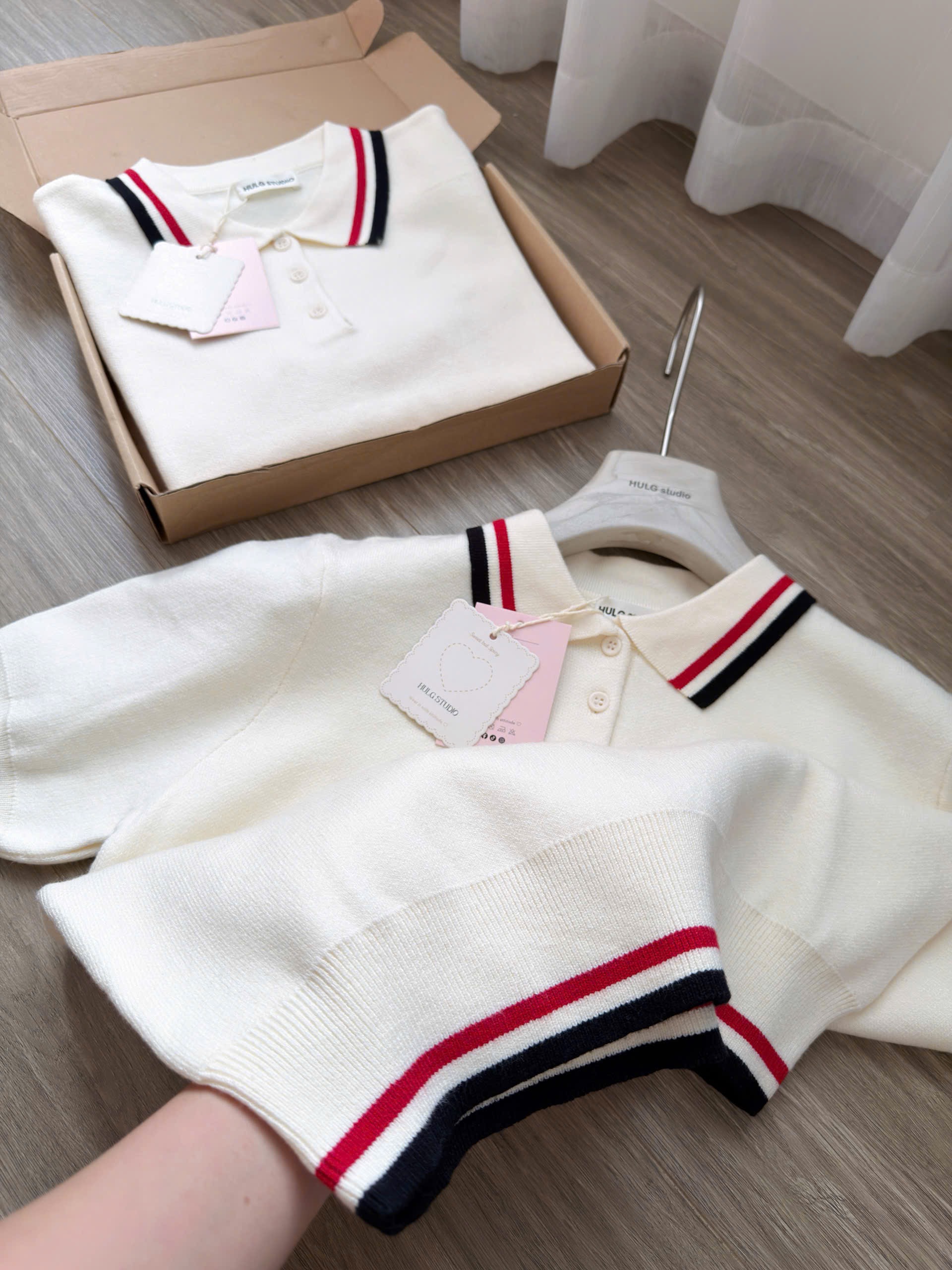 Gom - ÁO LEN POLO TRẮNG CỔ VIỀN CỘC HULG