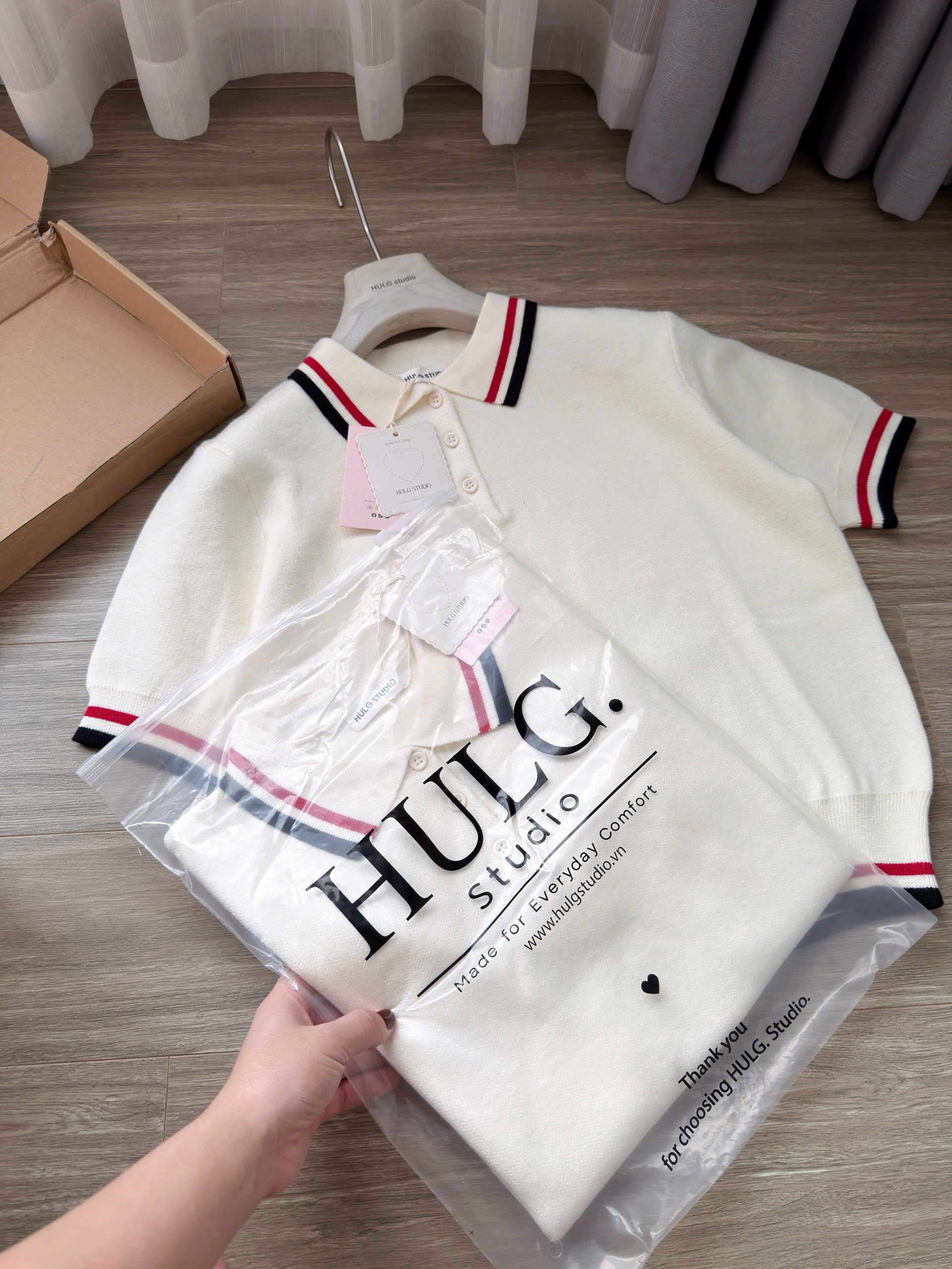 Gom - ÁO LEN POLO TRẮNG CỔ VIỀN CỘC HULG
