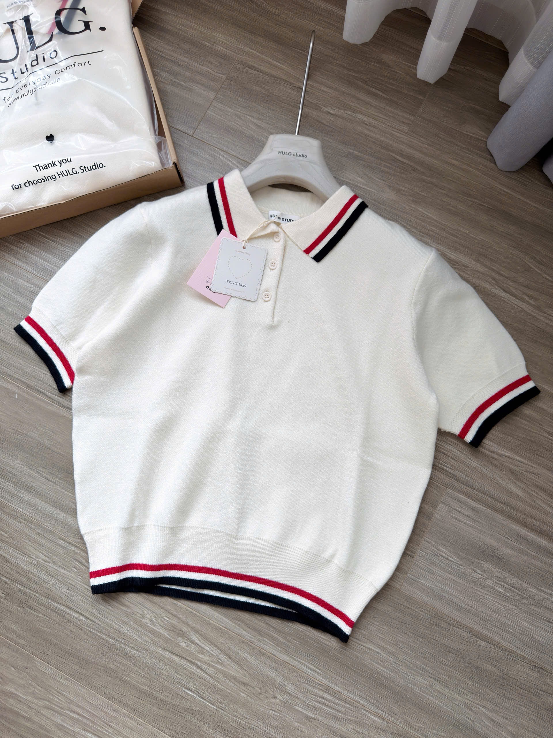 Gom - ÁO LEN POLO TRẮNG CỔ VIỀN CỘC HULG