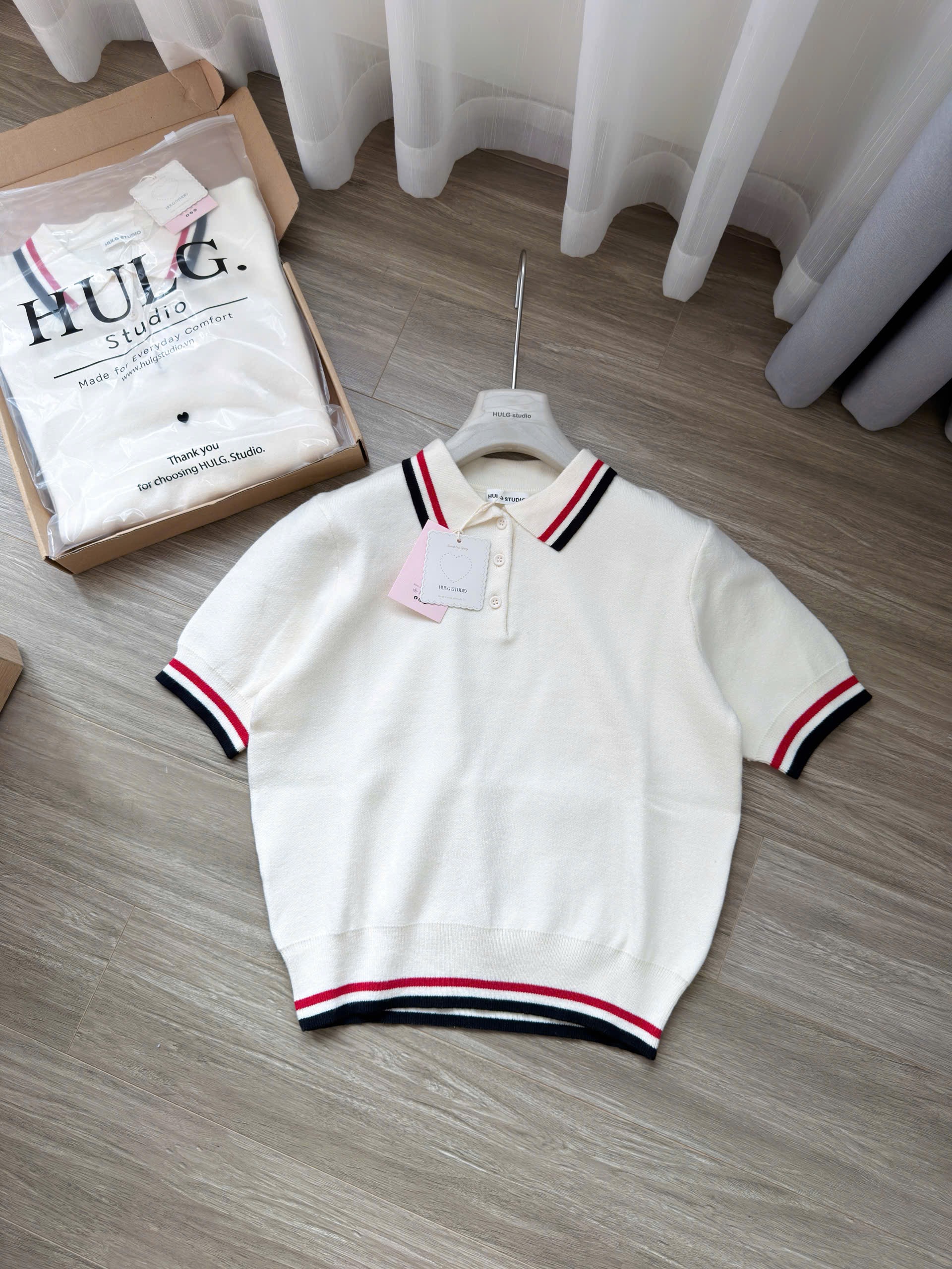 Gom - ÁO LEN POLO TRẮNG CỔ VIỀN CỘC HULG