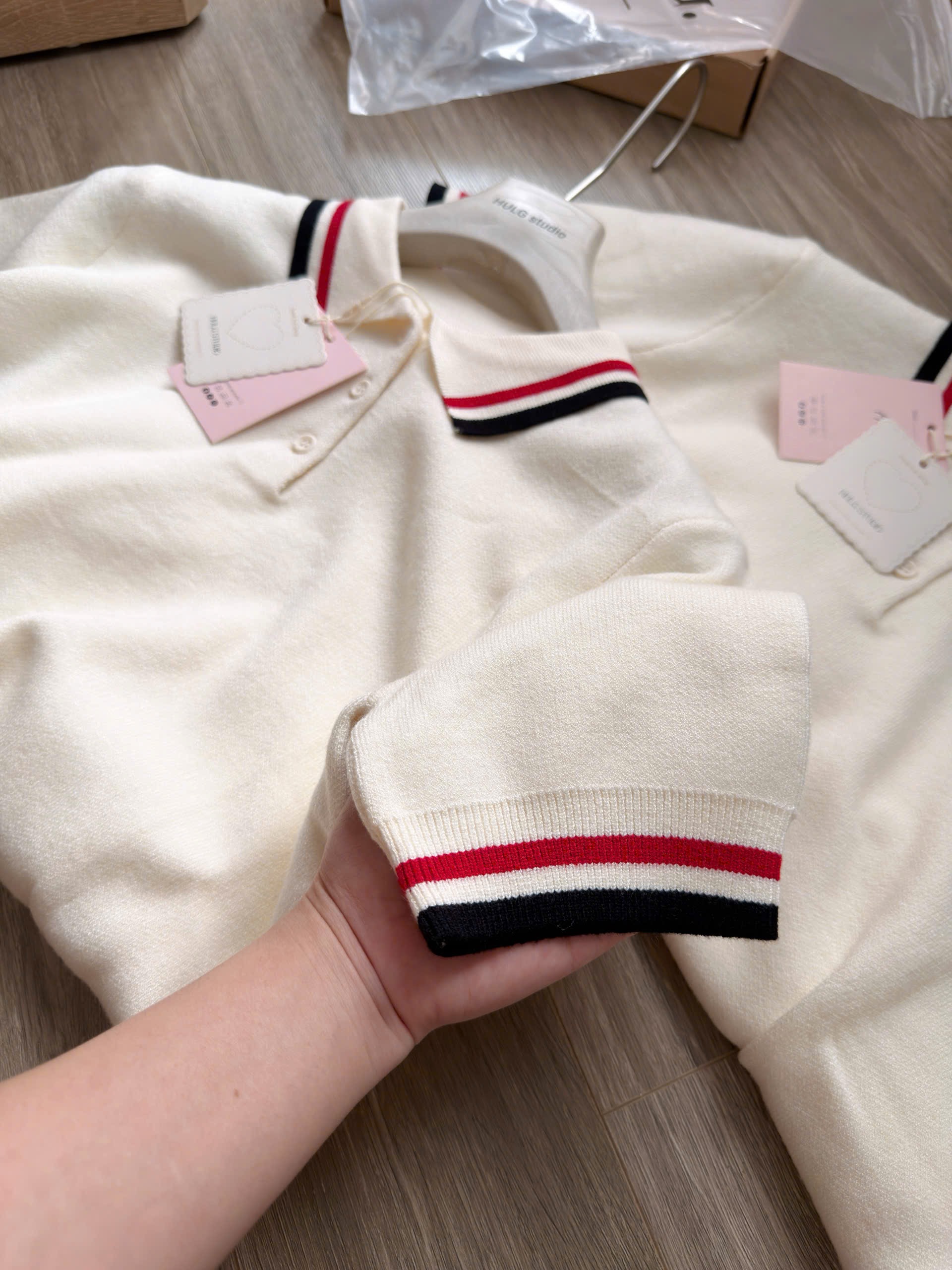 Gom - ÁO LEN POLO TRẮNG CỔ VIỀN CỘC HULG