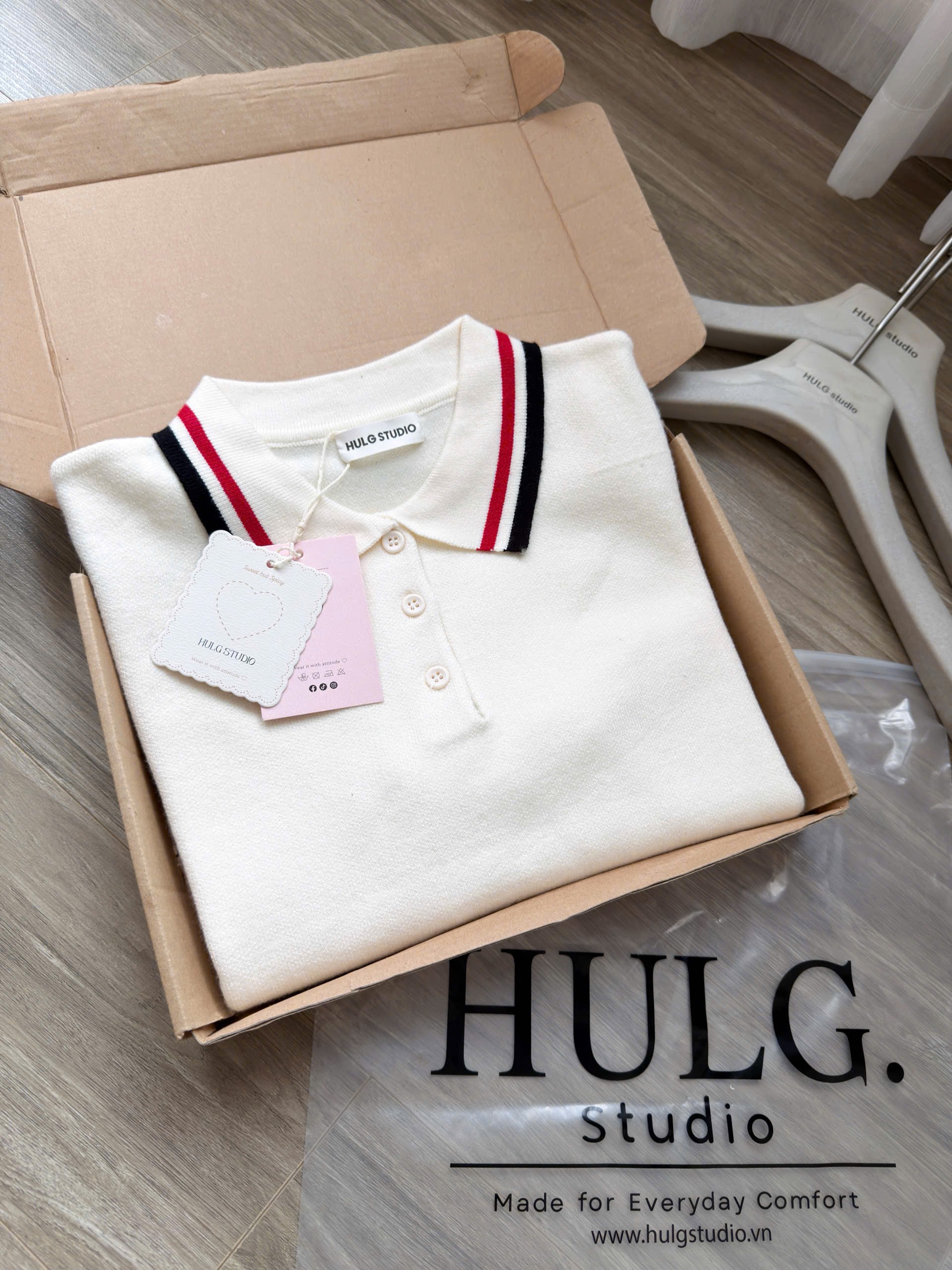 Gom - ÁO LEN POLO TRẮNG CỔ VIỀN CỘC HULG