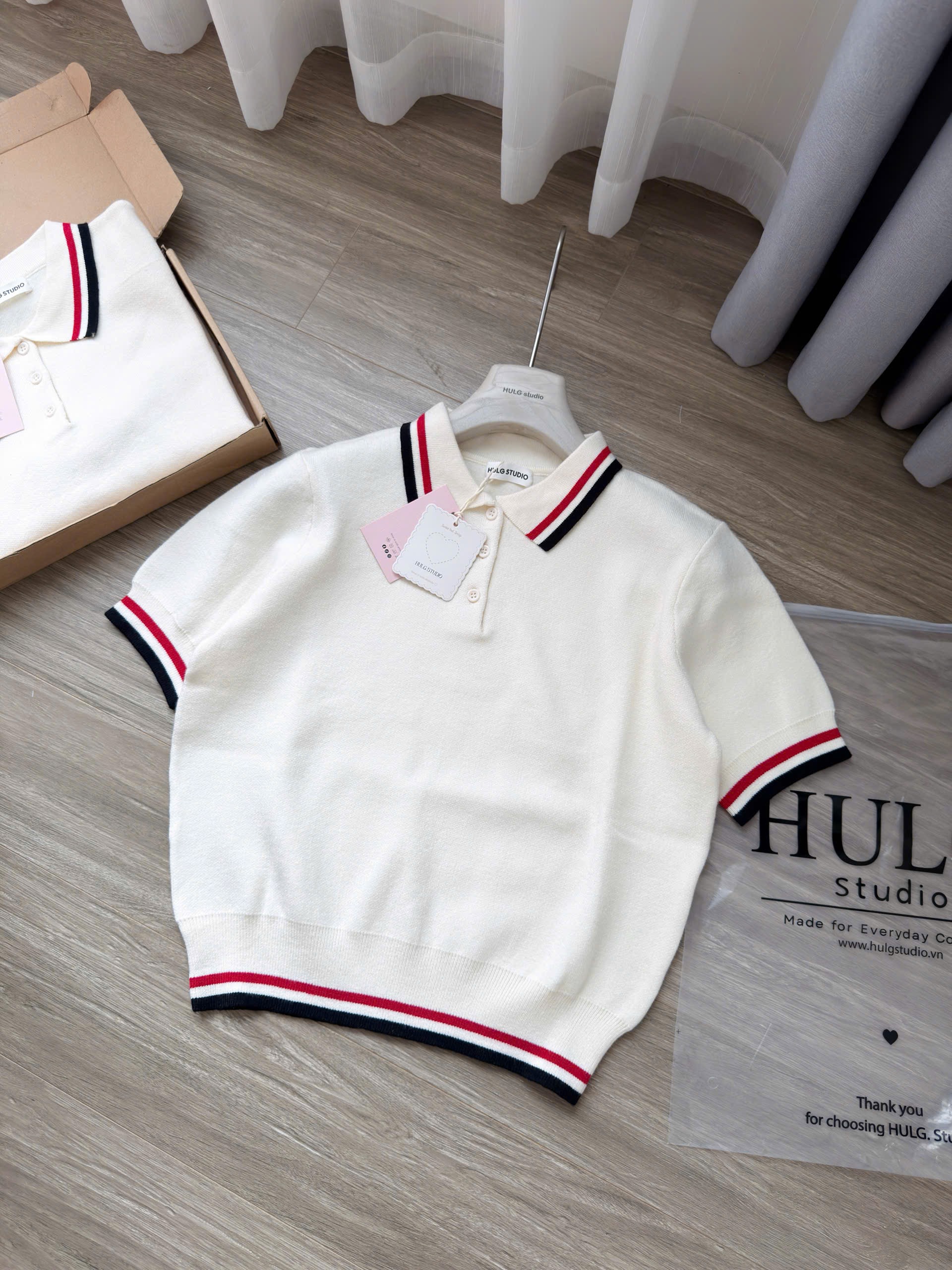 Gom - ÁO LEN POLO TRẮNG CỔ VIỀN CỘC HULG