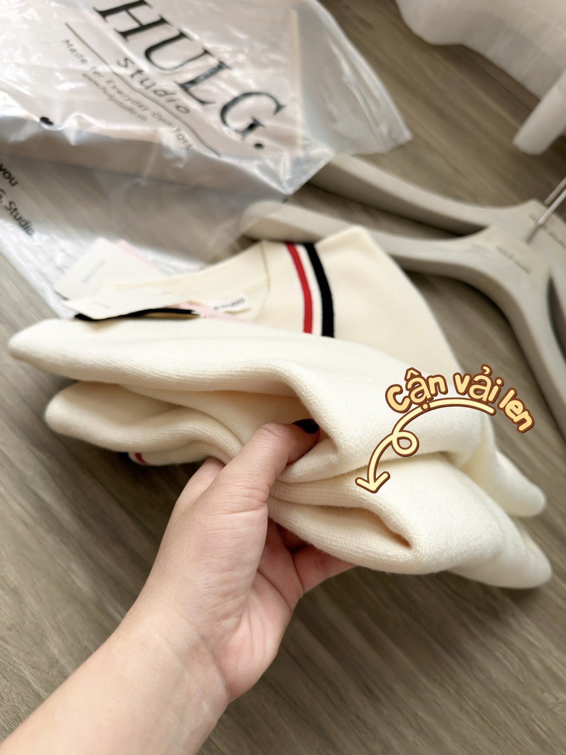 Gom - ÁO LEN POLO TRẮNG CỔ VIỀN CỘC HULG