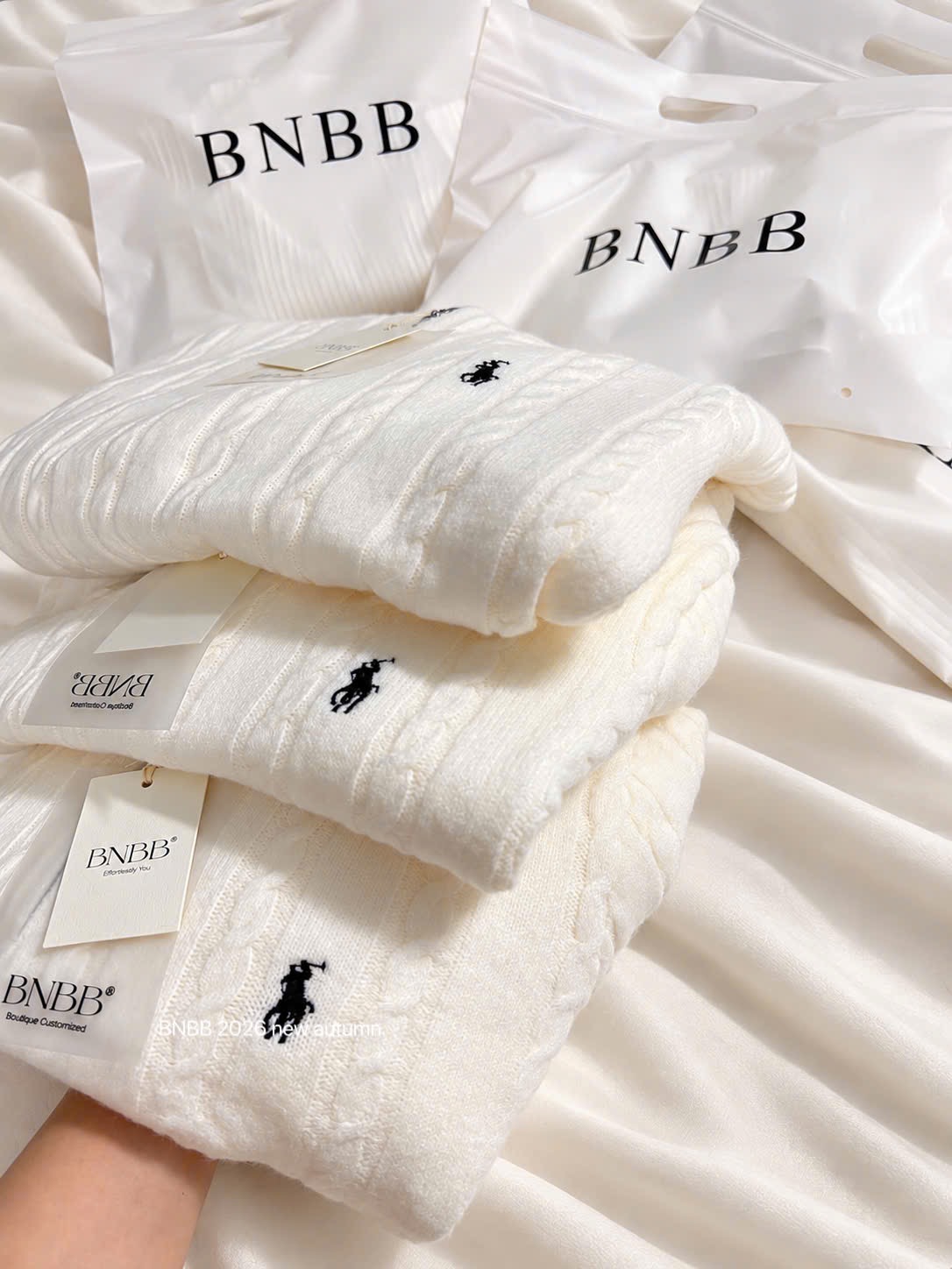 Gom - ÁO LEN THÊU NGỰA CỔ KHOÁ MÀU KEM BNBB