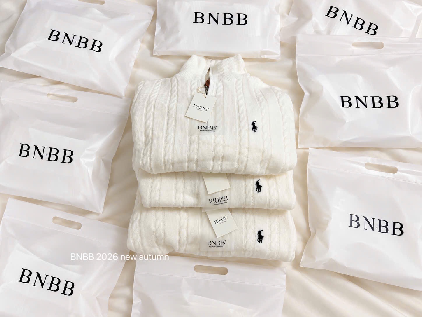 Gom - ÁO LEN THÊU NGỰA CỔ KHOÁ MÀU KEM BNBB