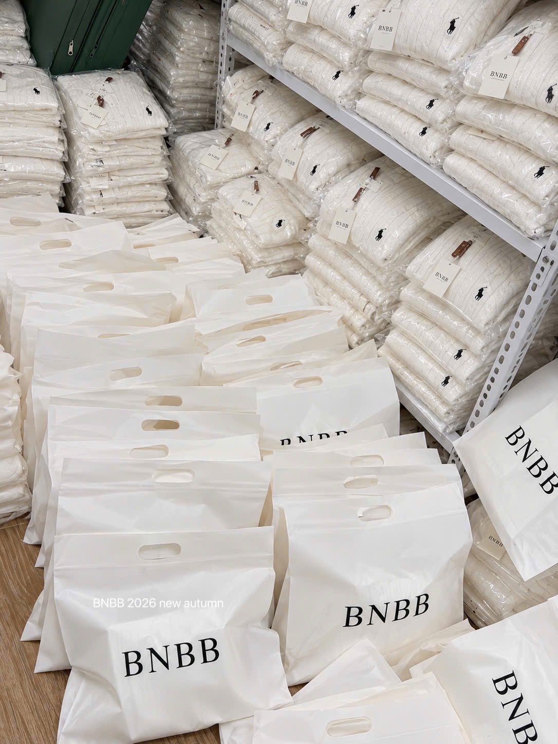Gom - ÁO LEN THÊU NGỰA CỔ KHOÁ MÀU KEM BNBB