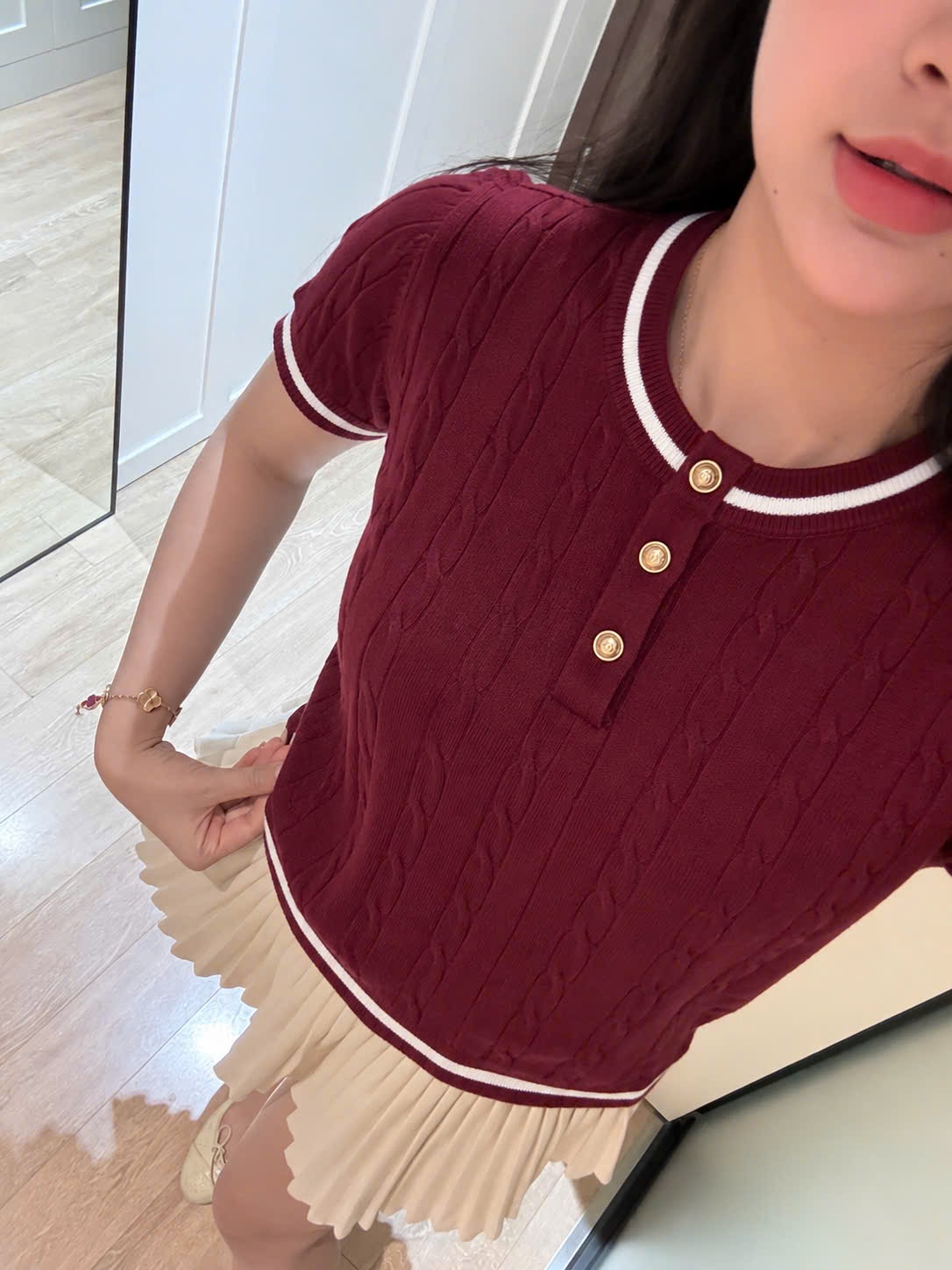 Gom - ÁO LEN THỪNG CỔ VIỀN ĐỎ CÚC NGỰC