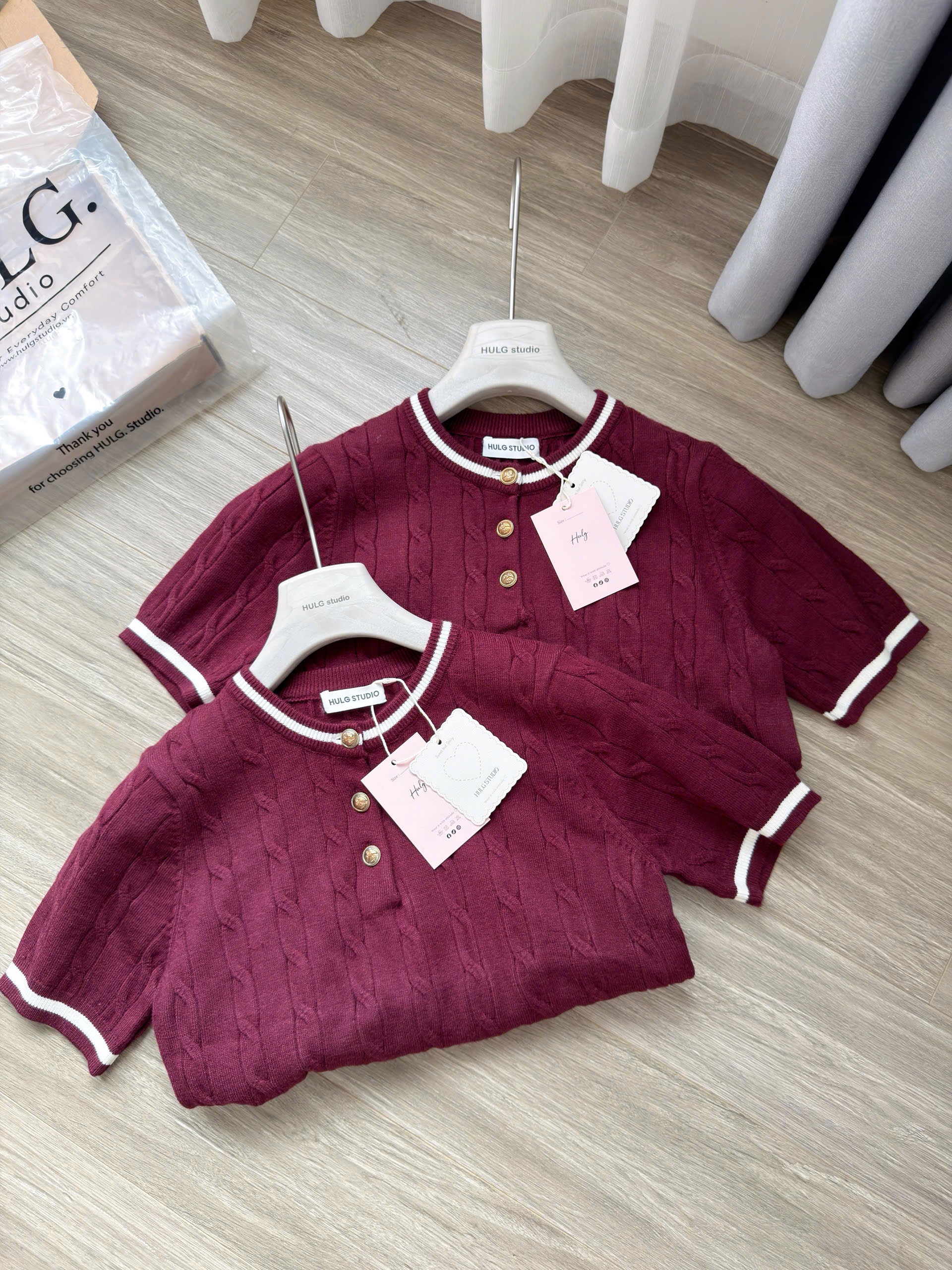 Gom - ÁO LEN THỪNG CỔ VIỀN ĐỎ CÚC NGỰC