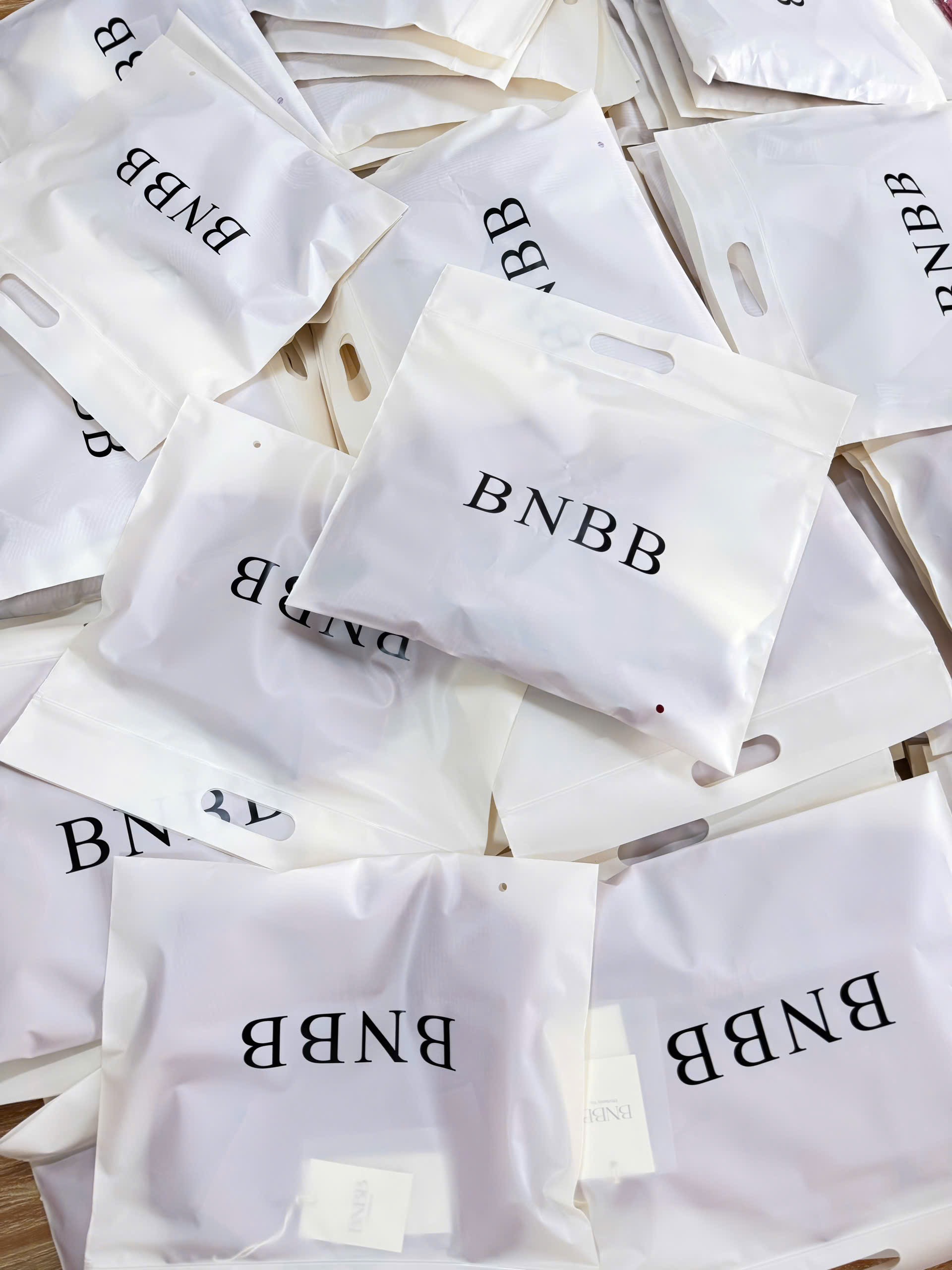 Gom - ÁO LEN TÍM CỘC TAY BNBB KÈM TÚI