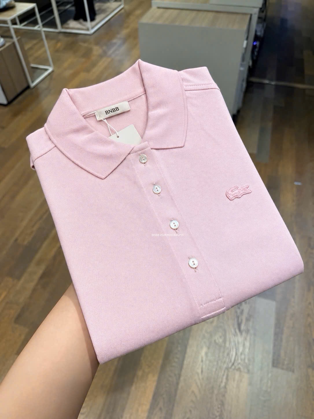 Gom - ÁO POLO HỒNG THÊU CÁ SAUA DT BNBB